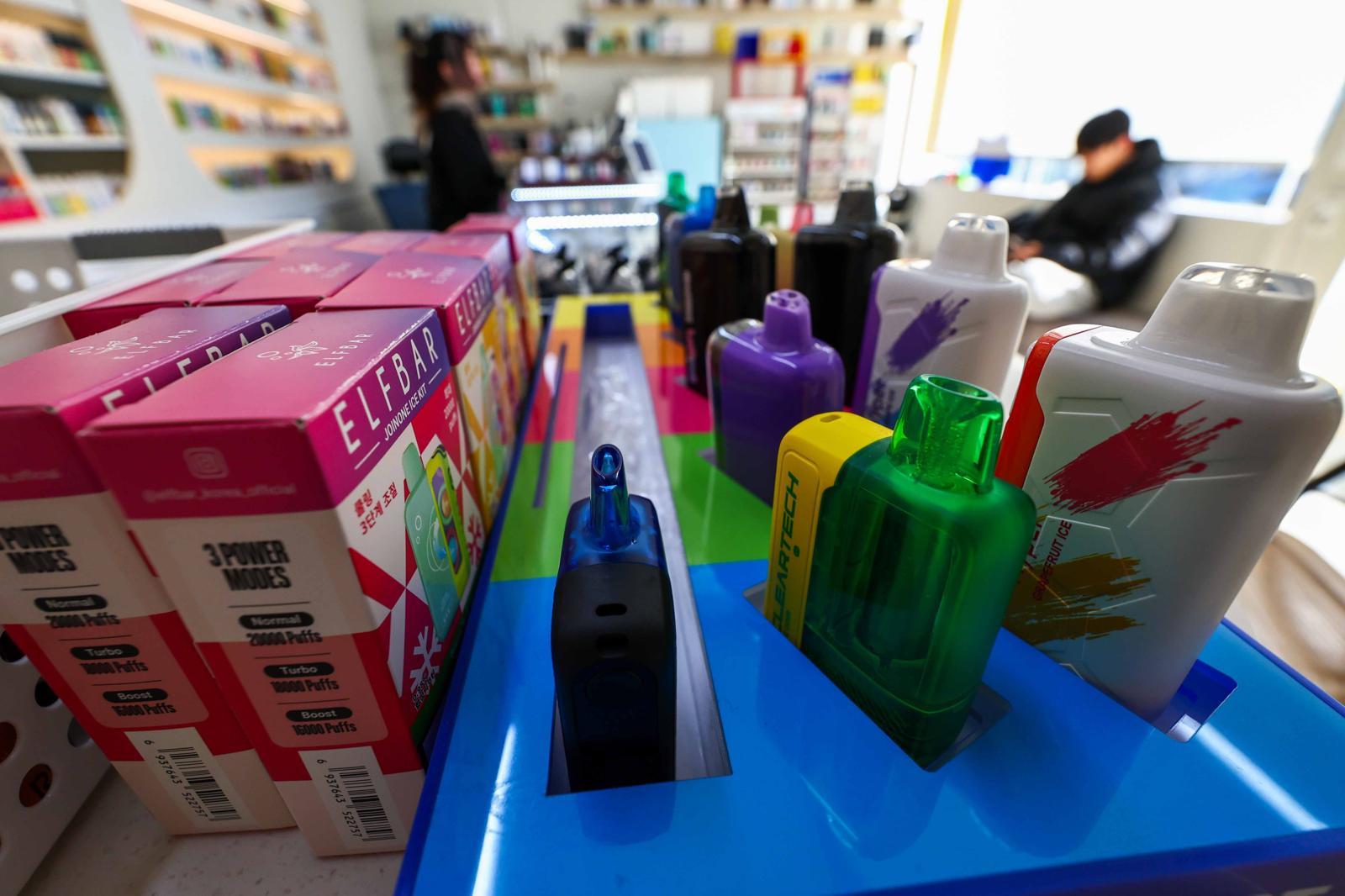 3일 서울시내 한 전자담배 판매점에 합성 니코틴 소재 액상형 전자담배가 진열돼 있다. 보건복지부에 따르면 4월 24일부터 합성 니코틴 소재 액상형 전자담배가 담배규제 대상에 포함됨에 따라 금연 구역에서 사용할 수 없게 된다. 연초 또는 니코틴 담배 제품의 소매인과 제조·수입 판매업자는 담배 자동판매기, 광고, 건강 경고, 가향 물질 표시 금지 등 의무 사항을 준수해야 한다. 2026.02.03 [서울=뉴시스]