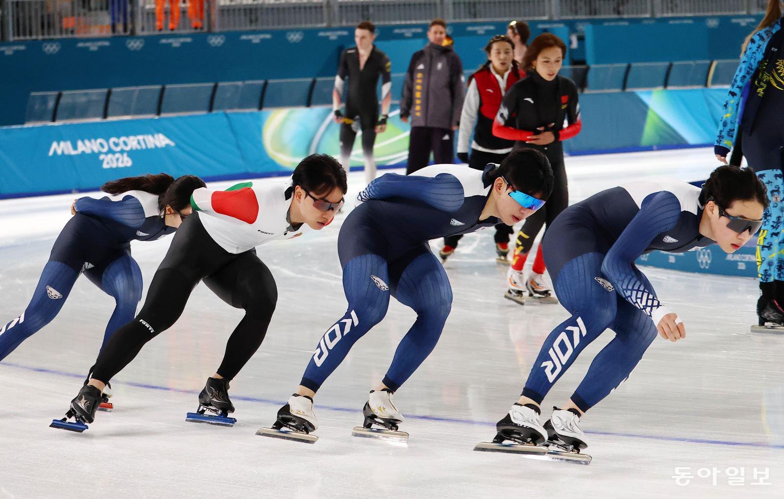 3일(현지시간)오후 이탈리아 밀라노 아이스 스케이팅 스타디움에서 스피드 스케이팅 한국 국가대표 선수들이 헝가리로 귀화한 김민석 선수와 함께 훈련하고 있다. 전영한 기자 scoopjyh@donga.com
