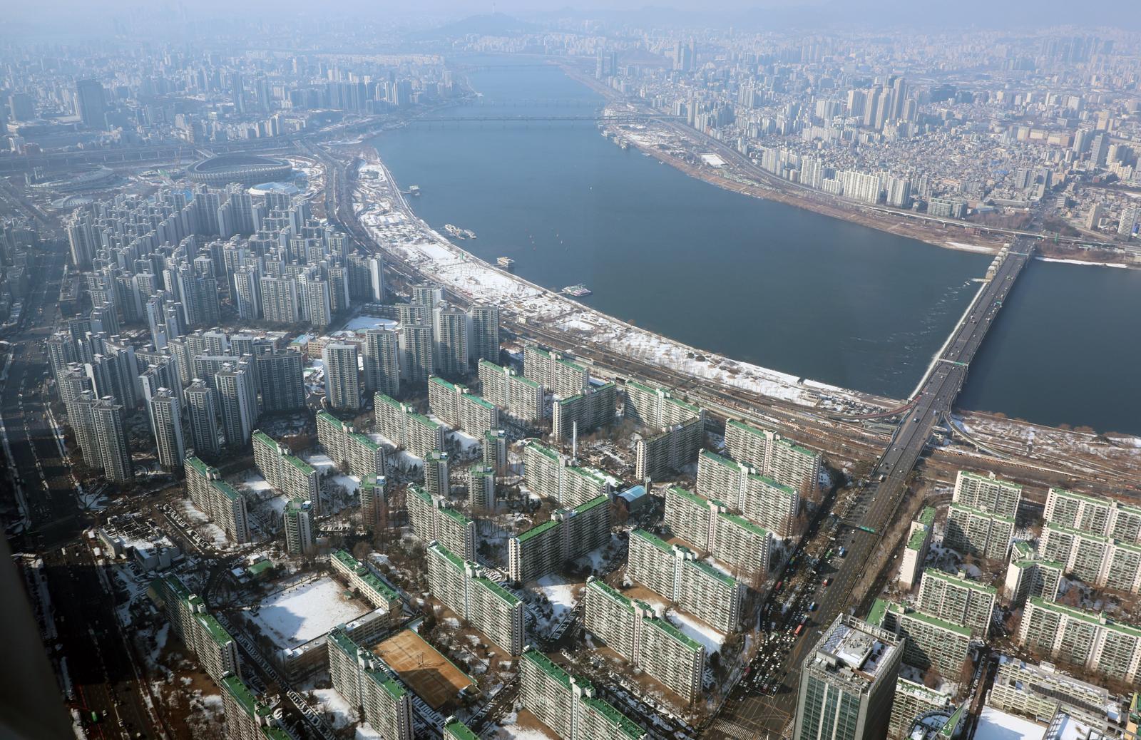 2일 서울 송파구 롯데월드타워 전망대 서울스카이에서 서울 송파와 강남 지역 아파트 단지가 보이고 있다. 2026.02.02 [서울=뉴시스]