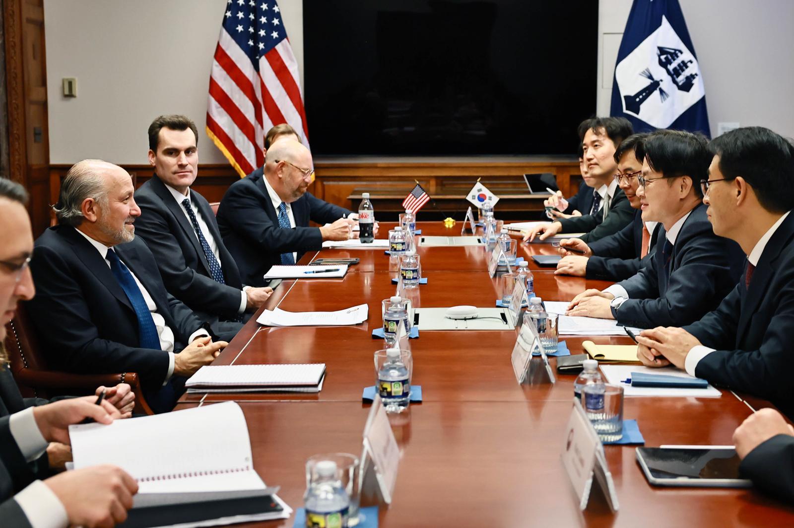 김정관 산업통상부 장관이 29일(현지 시간) 미국 워싱턴 D.C. 상무부 회의실에서 하워드 러트닉 미 상무부 장관과 면담을 갖고 관세 등 통상 현안을 논의하고 있다. (사진=산업통상부 제공) 2026.01.31