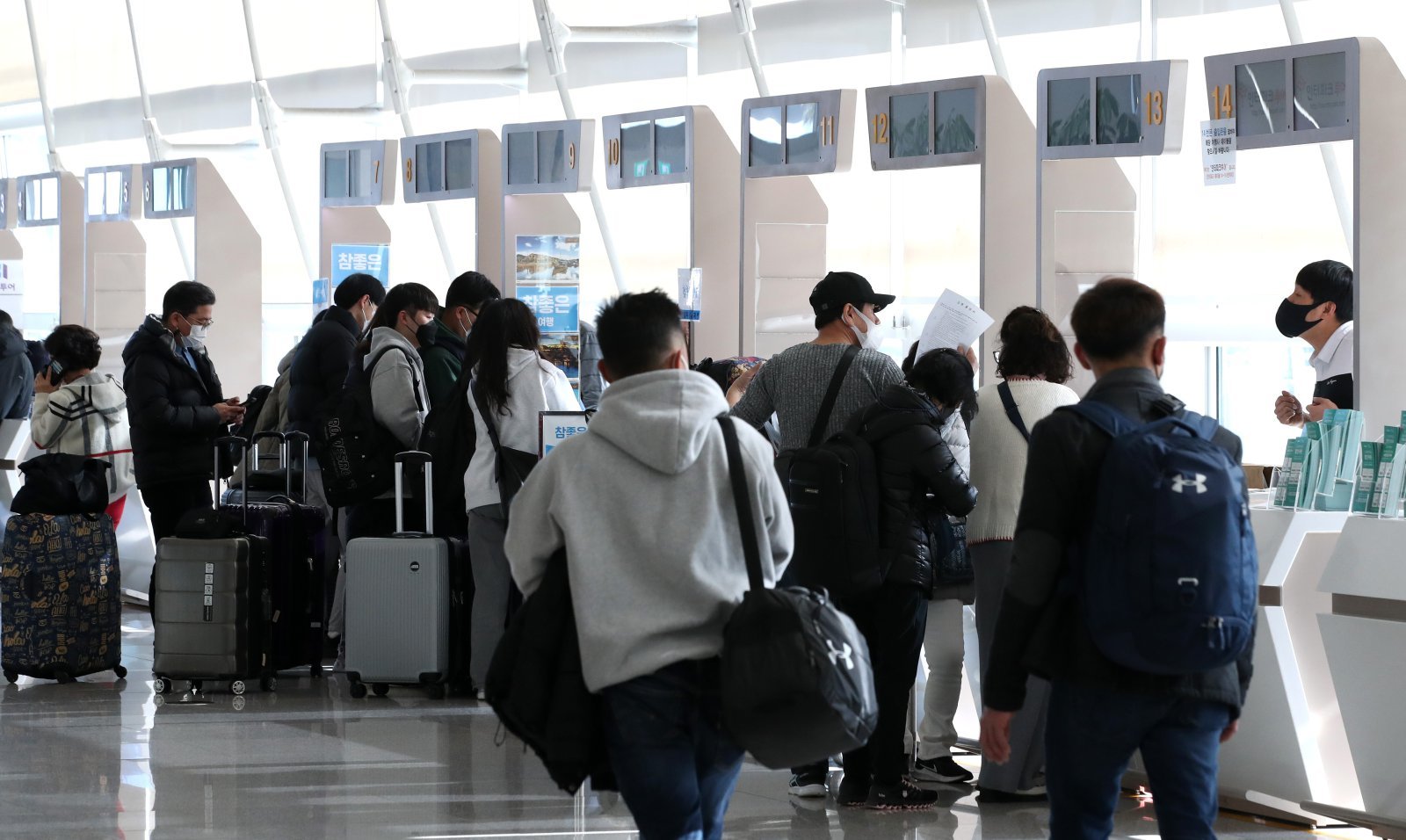 인천국제공항 제1터미널 출국장 여행사 카운터에서 여행객들이 출국 전 안내를 받고 있다2023.1.18. 뉴스1