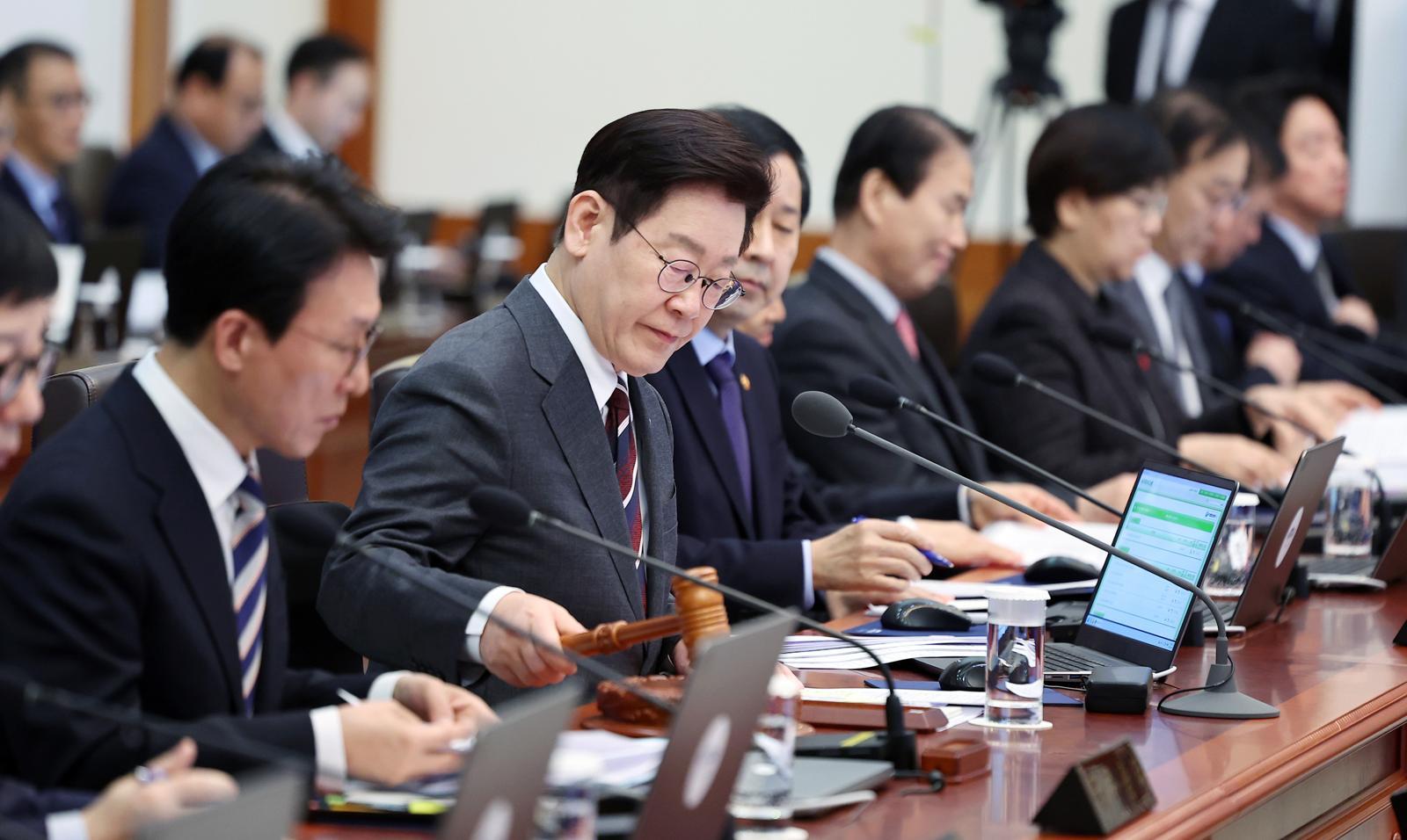 이재명 대통령이 3일 청와대에서 열린 국무회의에서 의사봉을 두드리며 개회 선언을 하고 있다. 2026.02.03. 뉴시스
