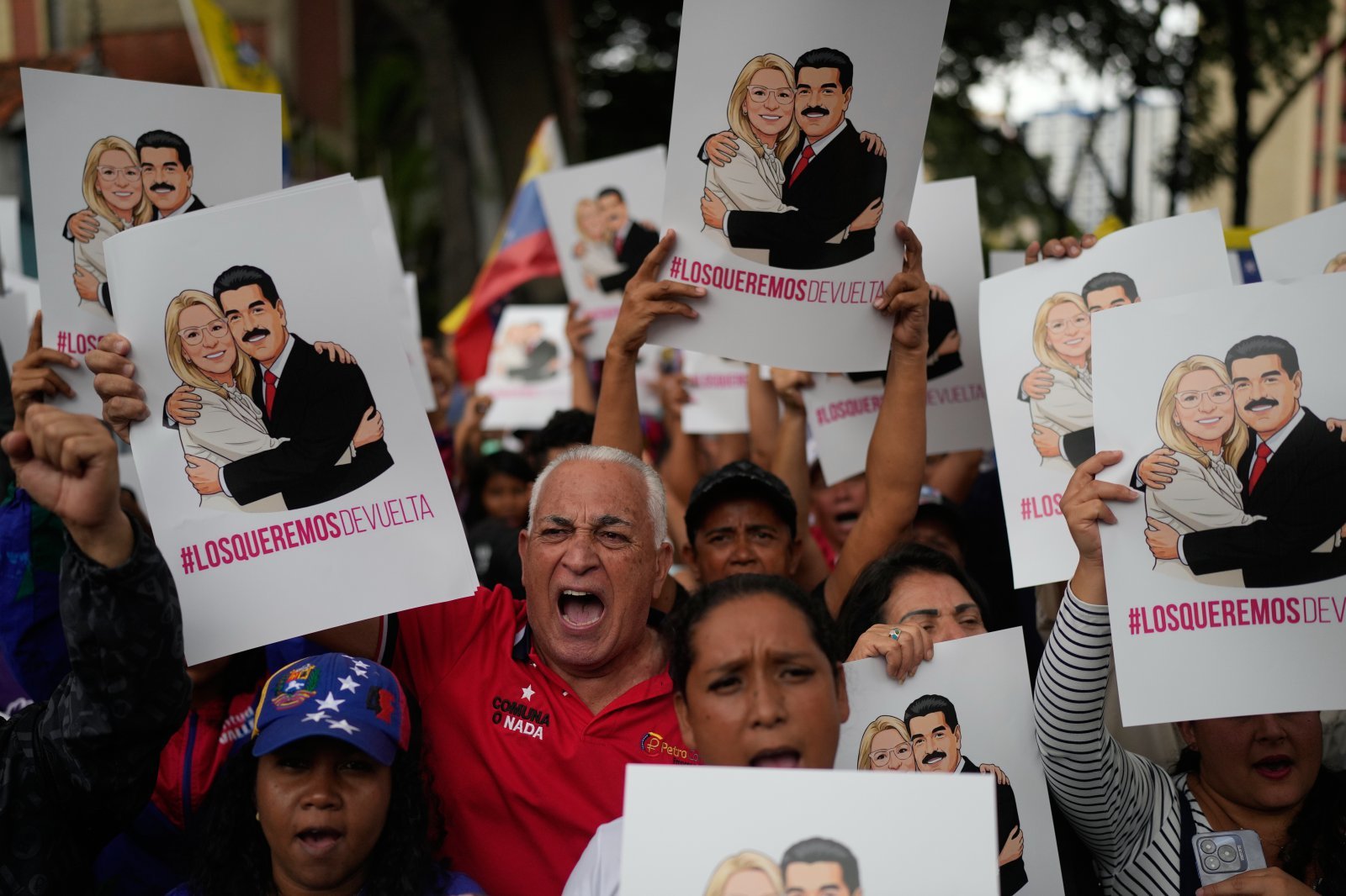 니콜라스 마두로 전 베네수엘라 대통령 지지자들이 2월 3일 마두로 부부 체포 한달 째를 맞아 카라카스에서 수천명이 석방을 요구하는 시위를 했다.  1월 3일 부터 계속된 시위다.  사진은 1월 10일  마두로 부부 체포 일주일을 맞아 친정부 시위대가 석방을 요구하며 행진에 나선 광경. 2026.02.04.[카라카스=AP/뉴시스]