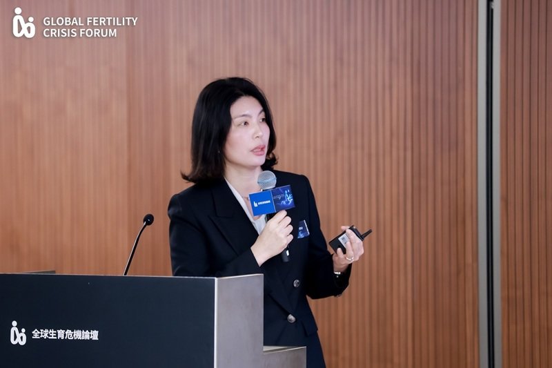 유혜미 한양대 교수가 홍콩에서 열린 ‘2026 글로벌 출산율 위기 포럼’에서 발표하고 있다. 사진제공=제노베이션 재단