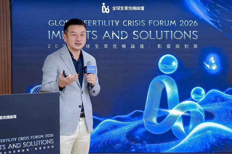 인구경제학자 제임스 량(James Liang) 박사가 홍콩에서 열린 ‘2026 글로벌 출산율 위기 포럼’에서 발표하고 있다. 사진제공=제노베이션 재단