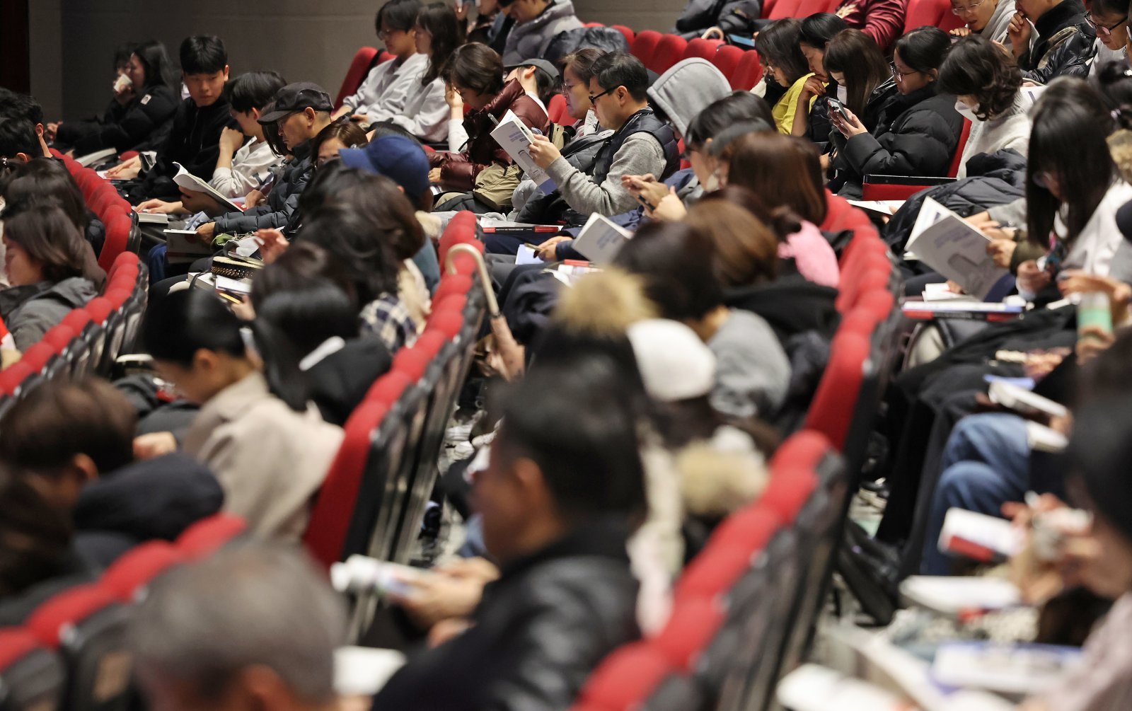 지난해 12월 13일 오전 서울 성북구 고려대 인촌기념관에서 열린 서울시교육청 2026 대입 정시모집 대비 진학설명회를 찾은 수험생 및 학부모들이 입시 설명을 듣고 있다. 2025.12.13/뉴스1