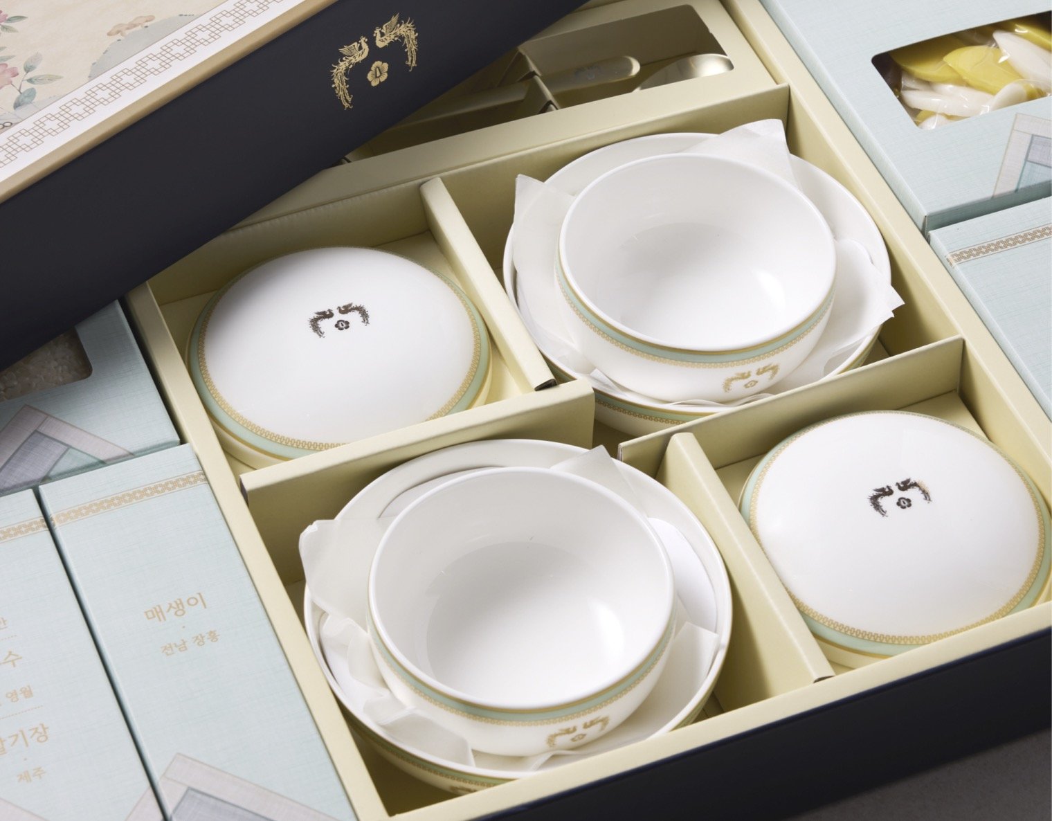 청와대가 2026년 설 명절을 맞아 국민통합과 일상의 회복을 기원하는 대통령 설 선물을 공개했다. 선물은 그릇·수저 세트와 지역 특색을 살린 집밥 재료로 구성됐다. 2026.2.4 청와대 제공