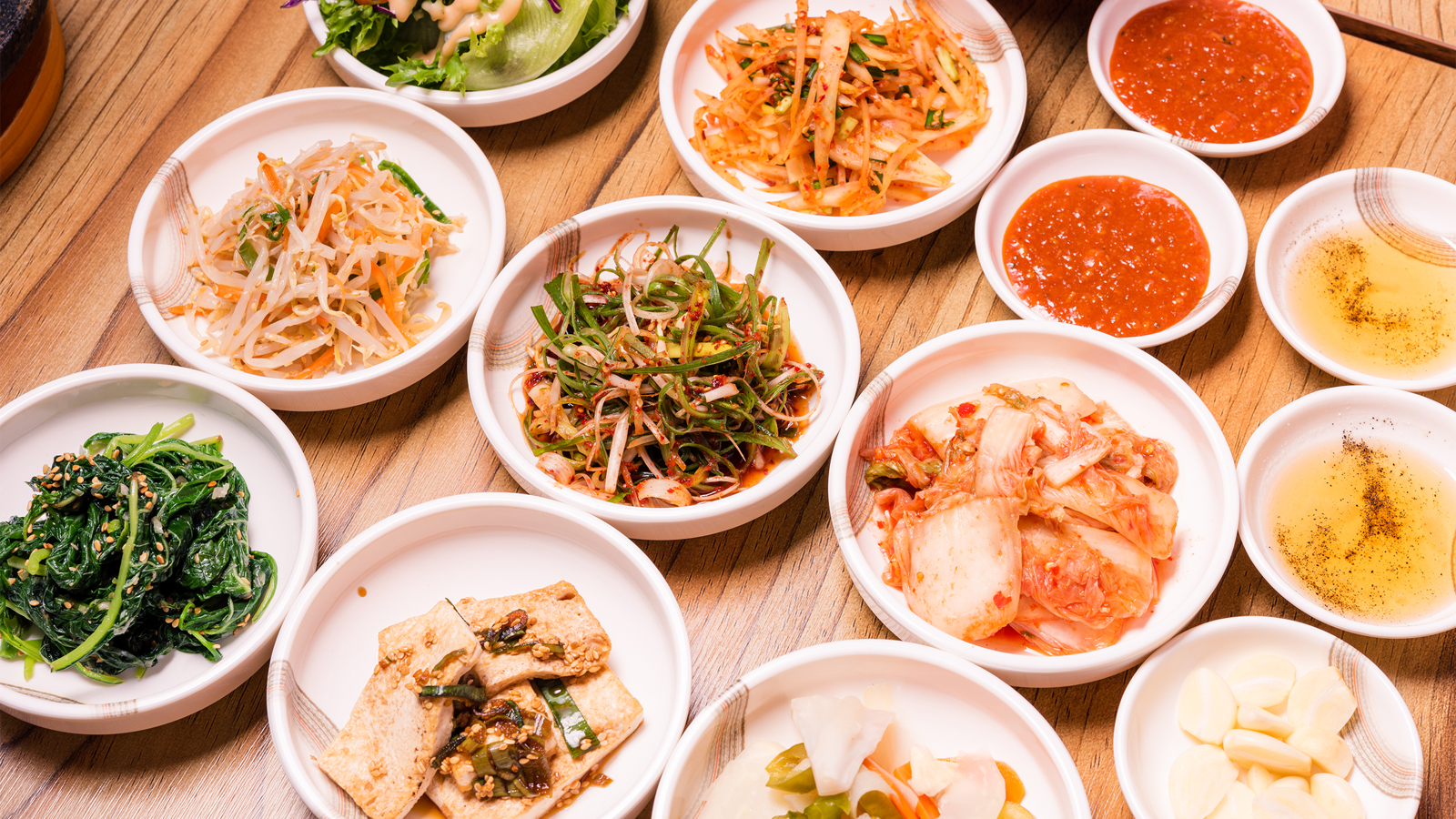 고물가와 인건비 부담으로 식당 밑반찬 유료화 논쟁이 확산되고 있다. 자영업자 커뮤니티 설문 결과 찬성 38%, 반대 62%로 나타났으며 서비스 문화와 생존권 사이에서 갑론을박이 팽팽하다. 게티이미지