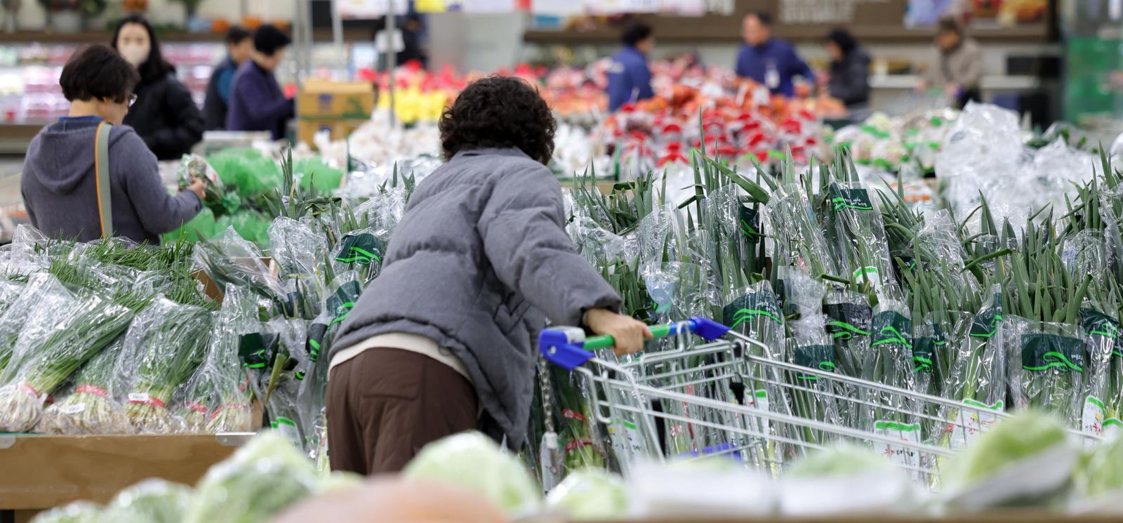 반도체 가격과 농림수산품 물가 오름세에 생산자물가가 4개월 연속 오름세를 이어가는 가운데 지난 20일 서울 시내 한 대형마트에서 시민들이 농림수산품을 살펴보고 있다. 뉴시스