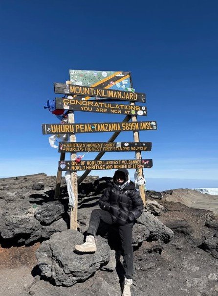킬리만자로 정상 우후르 피크에서 인증샷을 남긴 권은비. 권은비 SNS 갈무리