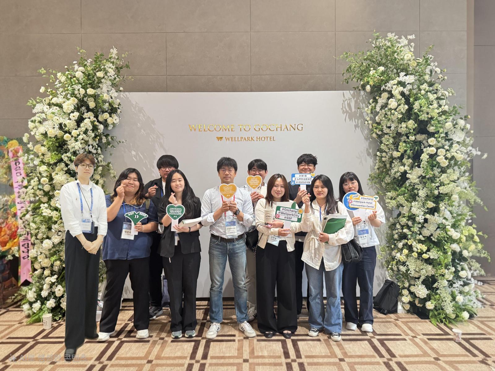 지난해 전북 고창에서 열린 서울시니어스포럼에서 ‘노화 스펙트럼’을 주제로 강연한 김정수 조선대 의생명과학과 교수(가운데)와 학생들이 기념촬영을 하고 있다. 조선대 제공