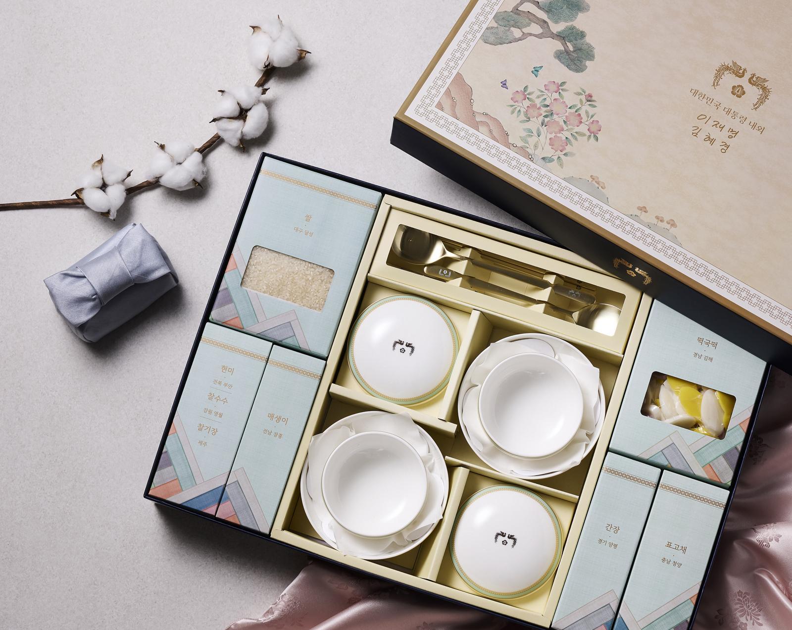 청와대가 2026년 설 명절을 맞아 국민통합과 일상의 회복을 기원하는 대통령 설 선물을 공개했다. 선물은 그릇·수저 세트와 지역 특색을 살린 집밥 재료로 구성됐다. 2026.2.4 청와대 제공