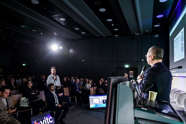 권한진 대표가 울트라콜(ULTRACOL) 심포지엄에서 강연하고 있다. 사진=울트라브이 제공