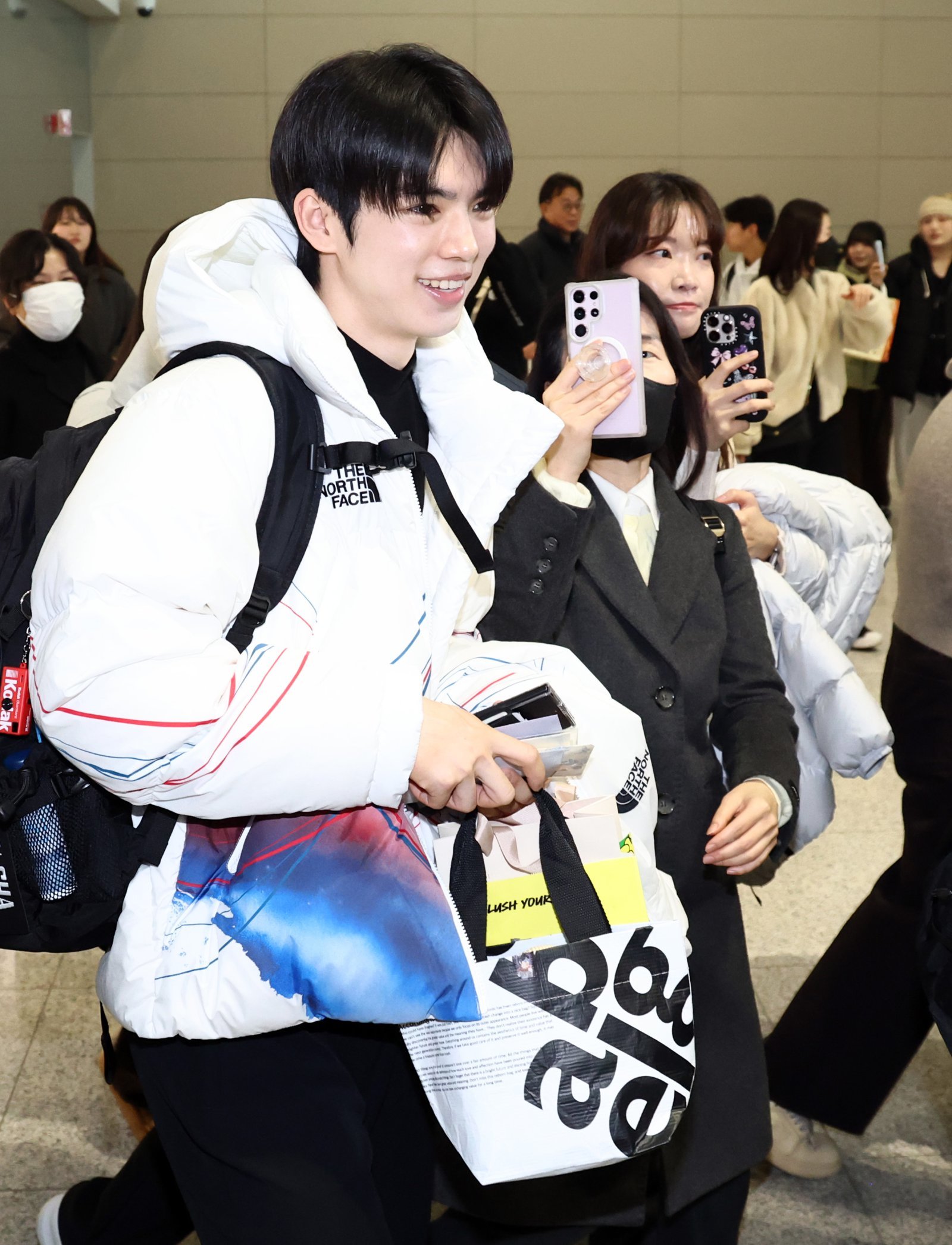 2026 밀라노·코르티나담페초 동계올림픽에 출전하는 대한민국 피겨스케이팅 대표팀 차준환 선수가 4일 오전 인천국제공항 제2터미널을 통해 출국하고 있다. 뉴스1