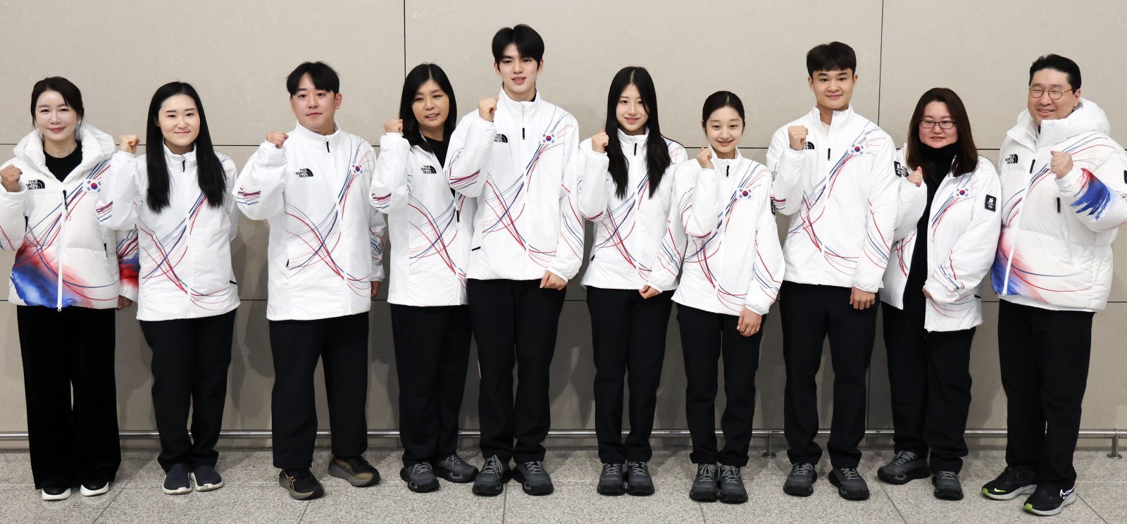 2026 밀라노·코르티나담페초 동계올림픽에 출전하는 대한민국 피겨스케이팅 대표팀 선수와 관계자들이 4일 오전 인천국제공항 제2터미널을 통해 출국하며 취재진과 인터뷰를 마치고 포즈를 취하고 있다. 왼쪽 다섯번째부터 차준환, 이해인, 신지아, 김현겸 선수. 2026.2.4. 뉴스1