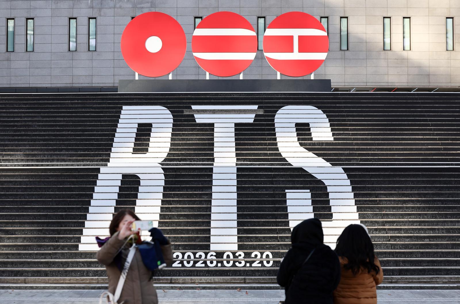 서울 종로구 세종문화회관 계단에 방탄소년단(BTS)의 정규 5집 컴백을 알리는 홍보물이 설치되어 있다. 뉴스1