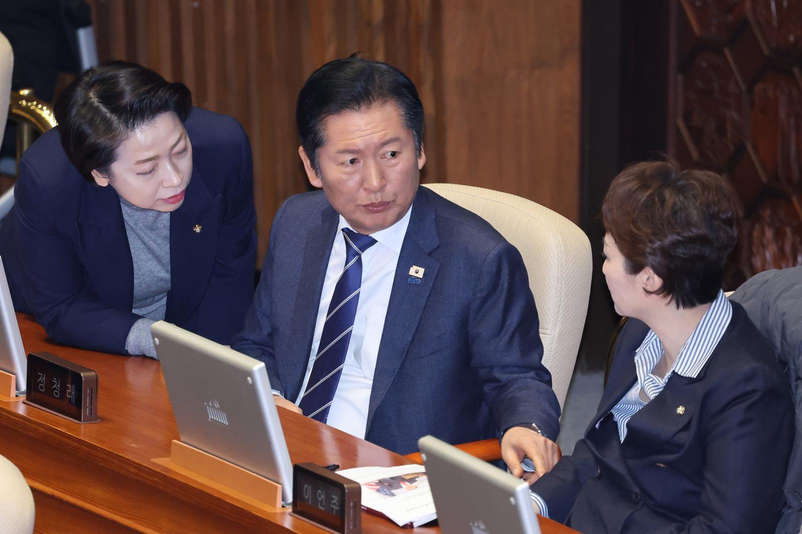 정청래 더불어민주당 대표와 이언주 최고위원이 4일 서울 여의도 국회에서 열린 제432회국회(임시회) 제3차 본회의에서 대화하고 있다. 뉴스1