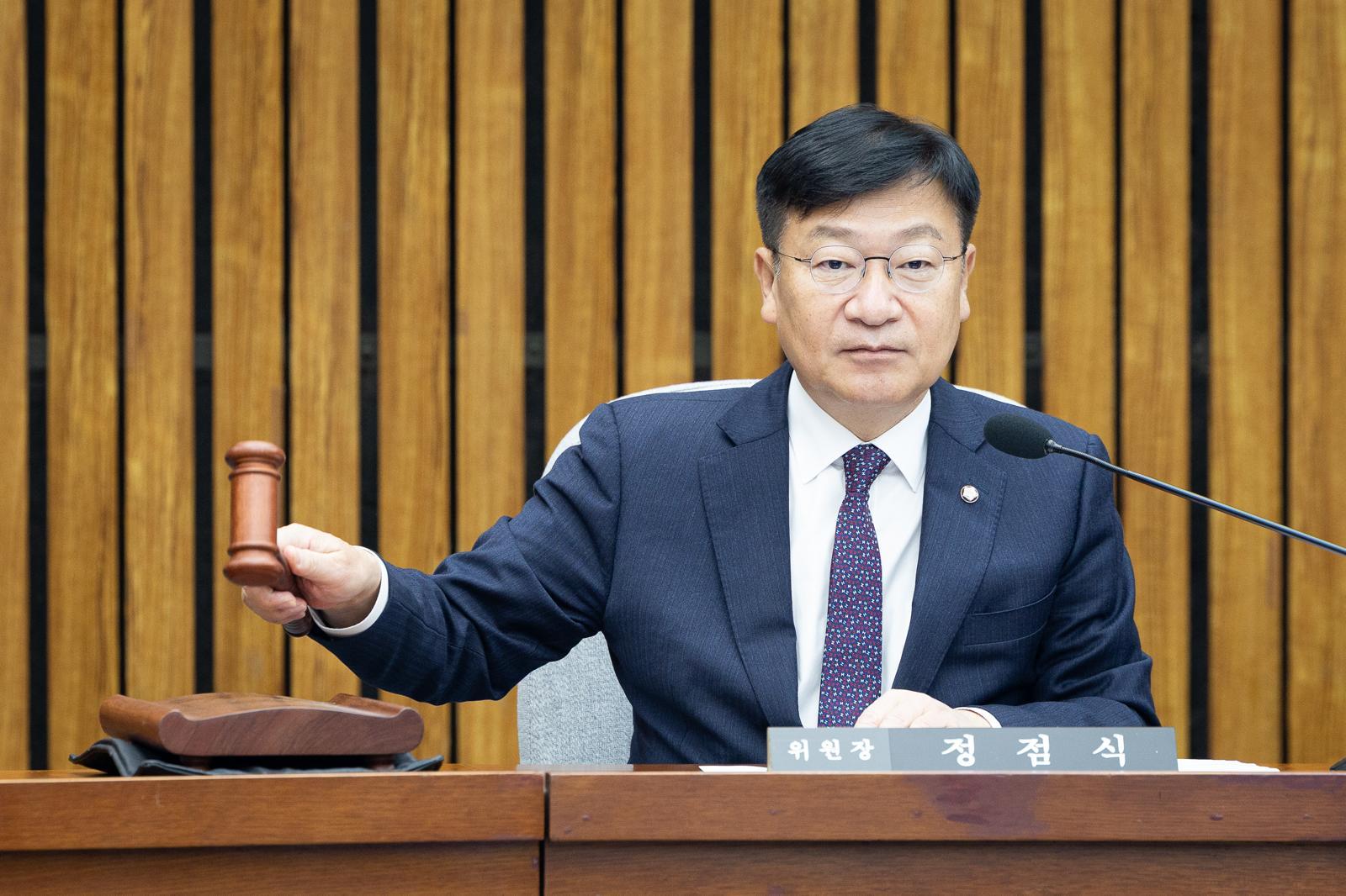 정점식 국회 감사원장(김호철) 임명동의에 관한 인사청문특별위원장이 30일 서울 여의도 국회에서 열린 특위 전체회의에서 의사봉을 두드리고 있다. 2025.12.30/뉴스1