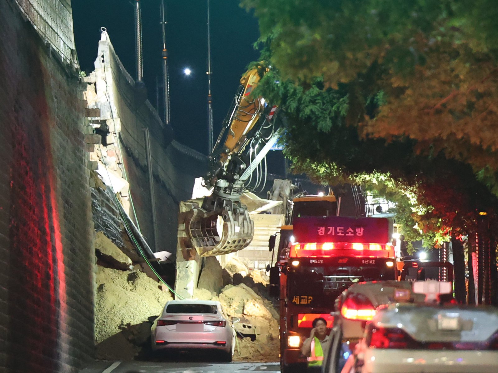 16일 오후 경기 오산시 가장교차로 고가도로 옹벽이 무너져 소방관들이 매몰된 차량구조작업을 하고 있다. 2025.7.16 뉴스1