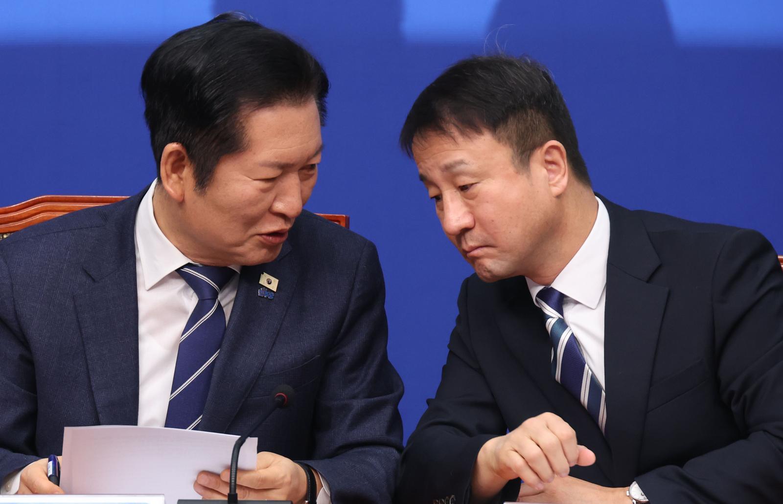 정청래 더불어민주당 대표가 4일 오전 서울 여의도 국회에서 열린 최고위원회의에서 한병도 원내대표와 대화를 하고 있다.  2026.02.04. 뉴시스