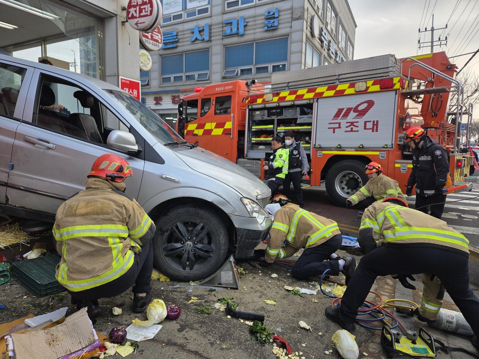 4일 오전 9시 33분경 충남 서천군 서천읍 군사리의 한 약국 앞에서 SUV가 후진 중 노점상을 덮쳐 현장에 출동한 구급대원들이 인명 구조에 나서고 있다. (서천소방서 제공) ⓒ뉴시스