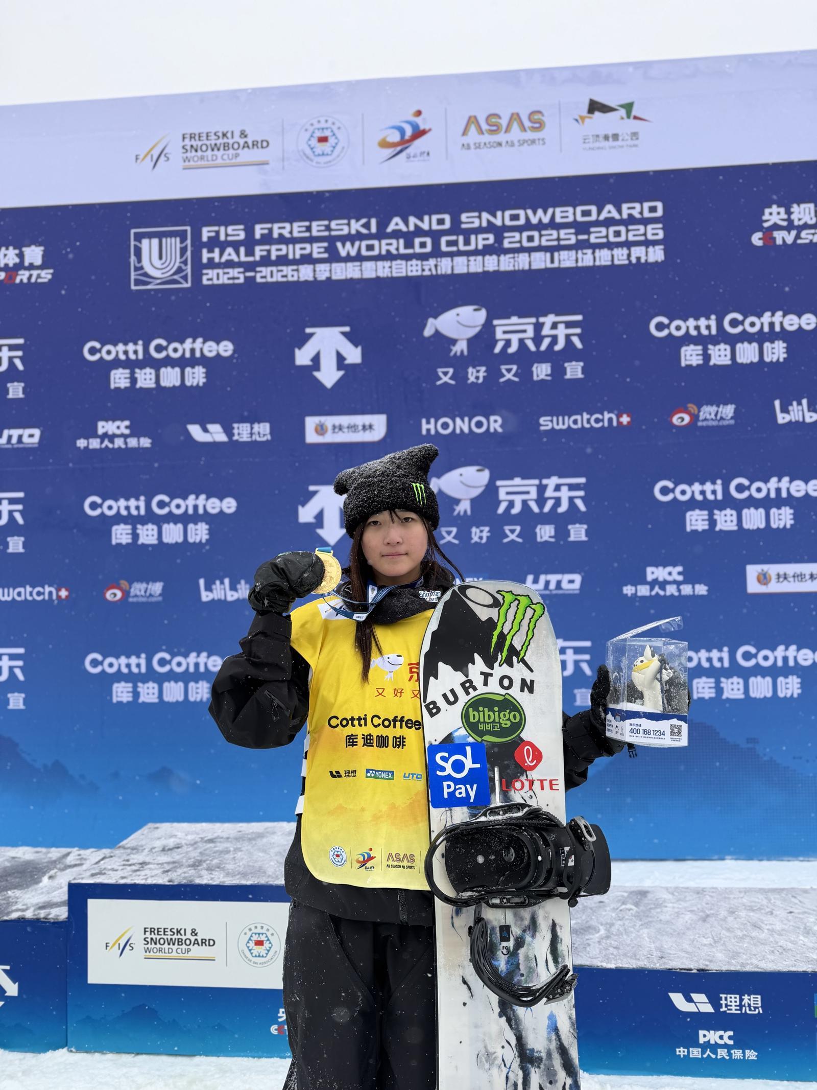 최가온(세화여고)이 FIS 스노보드 월드컵 여자 하프파이프에서 우승한 뒤 금메달을 들어 보이고 있다. (대한스키-스노보드 연맹 제공)