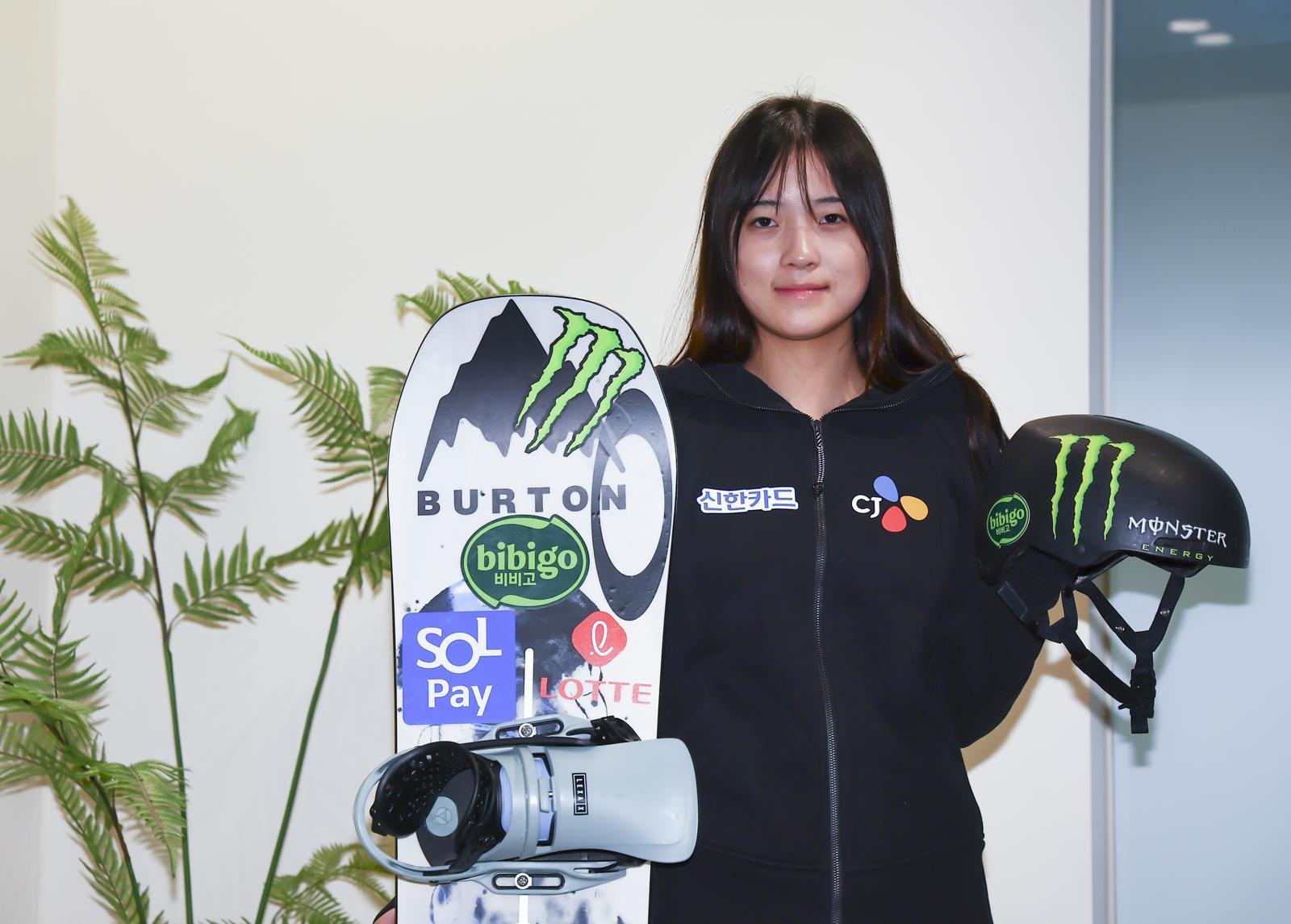 2026 밀라노·코르티나담페초 동계 올림픽 기대주이자 한국 스노우보드 간판 최가온이 지난 6일 서울 강남구 올댓스포츠 본사에서 뉴시스와 인터뷰를 마치고 기념촬영을 하고  있다. 2026.01.07. 서울=뉴시스