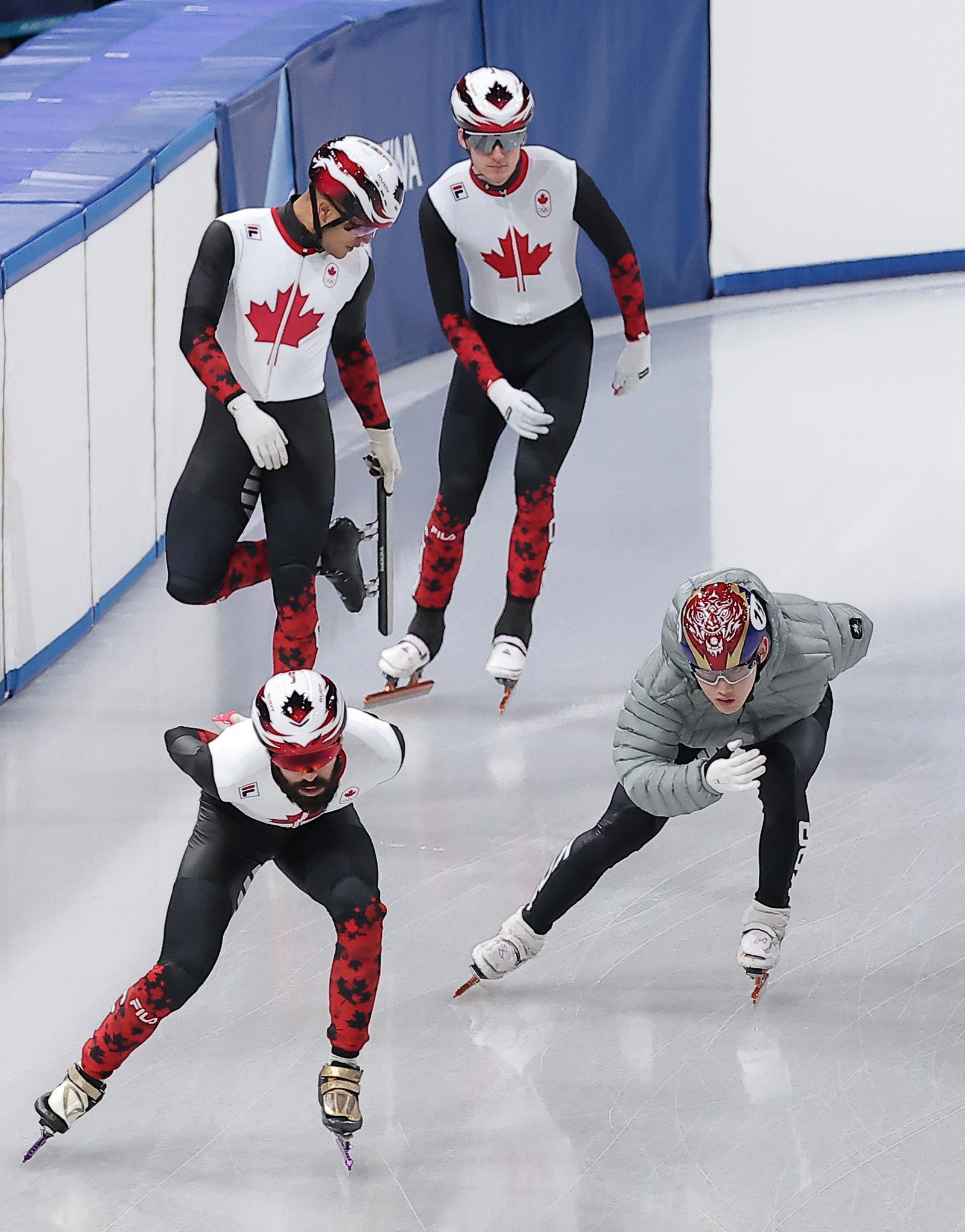 한국 남자 쇼트트랙의 ‘신성’ 임종언(맨 오른쪽)이 3일(현지 시간) 이탈리아 밀라노 아이스스케이팅 아레나에서 캐나다 대표팀과 함께 훈련하고 있다. 밀라노=뉴스1