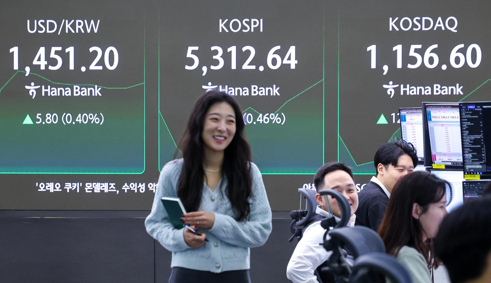 코스피 지수가 개장 후 장중 한때 5300을 돌파한 4일 오전 서울 중구 하나은행 본점 딜링룸 전광판에 코스피, 코스닥, 달러·원 환율 시황이 나오고 있다. 2026.2.4/뉴스1