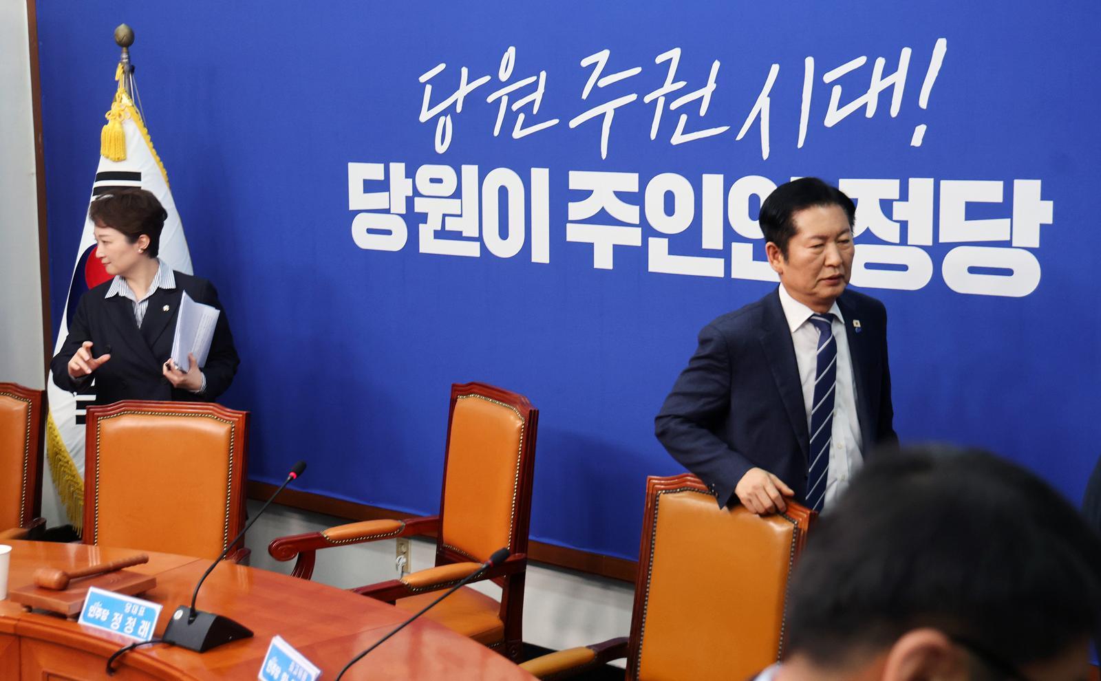 4일 오전 국회 당대표실에서 열린 민주당 최고위원회의에서 합당 관련 공개 충돌이 또다시 벌어졌다.  정청래 더불어민주당 대표의 합당 관련 발언에 이언주 최고위원과 강득구, 황명선 최고위원등은 또다시 날선 반대 의견을 발언했다.