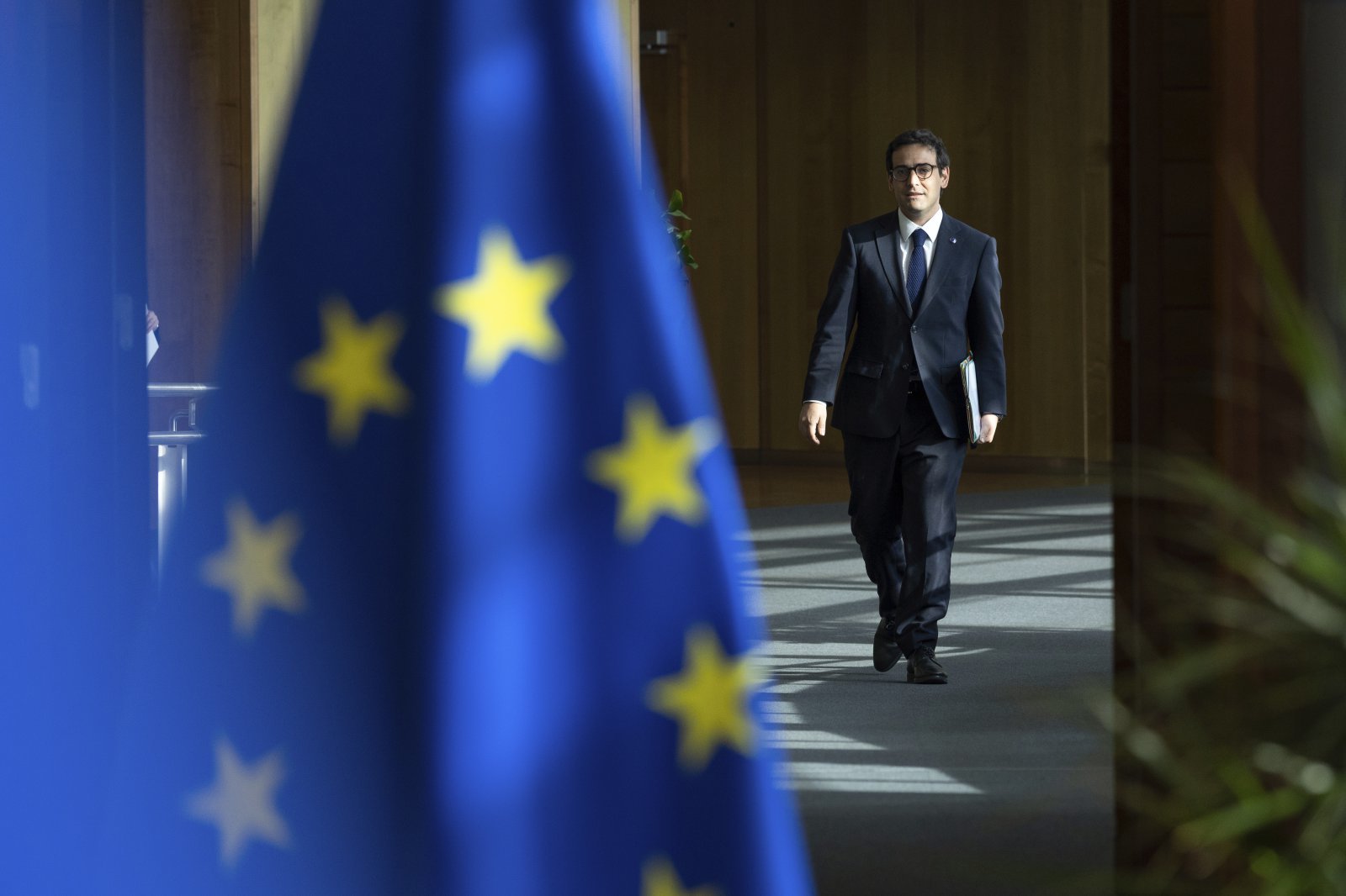 스테판 세주르네 유럽연합 번영·산업전략 담당 집행위원이 2025년 5월 21일 수요일 브뤼셀 EU 본부에서 열린 EU 집행위원 주간 회의에 참석하기 위해 이동하고 있다. AP/뉴시스