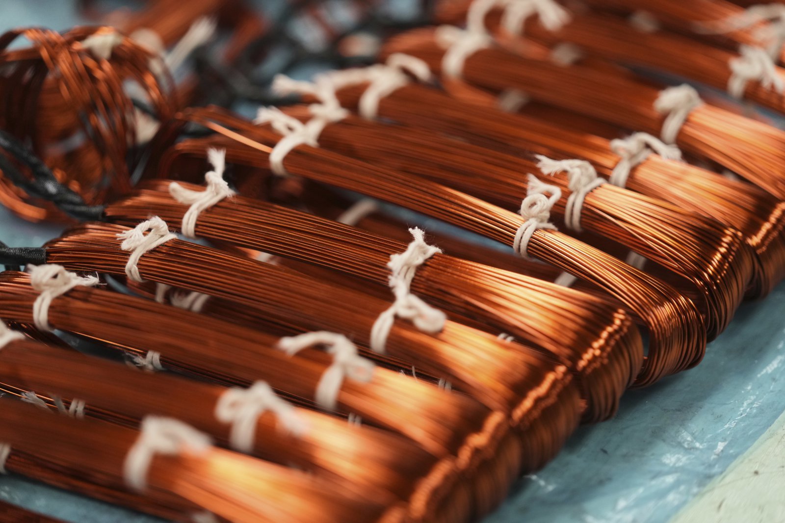 2025년 4월 2일, 멕시코시티의 대형 전기 자동차 부품 생산 공장에 구리 케이블 다발이 쌓여 있다. AP/뉴시스