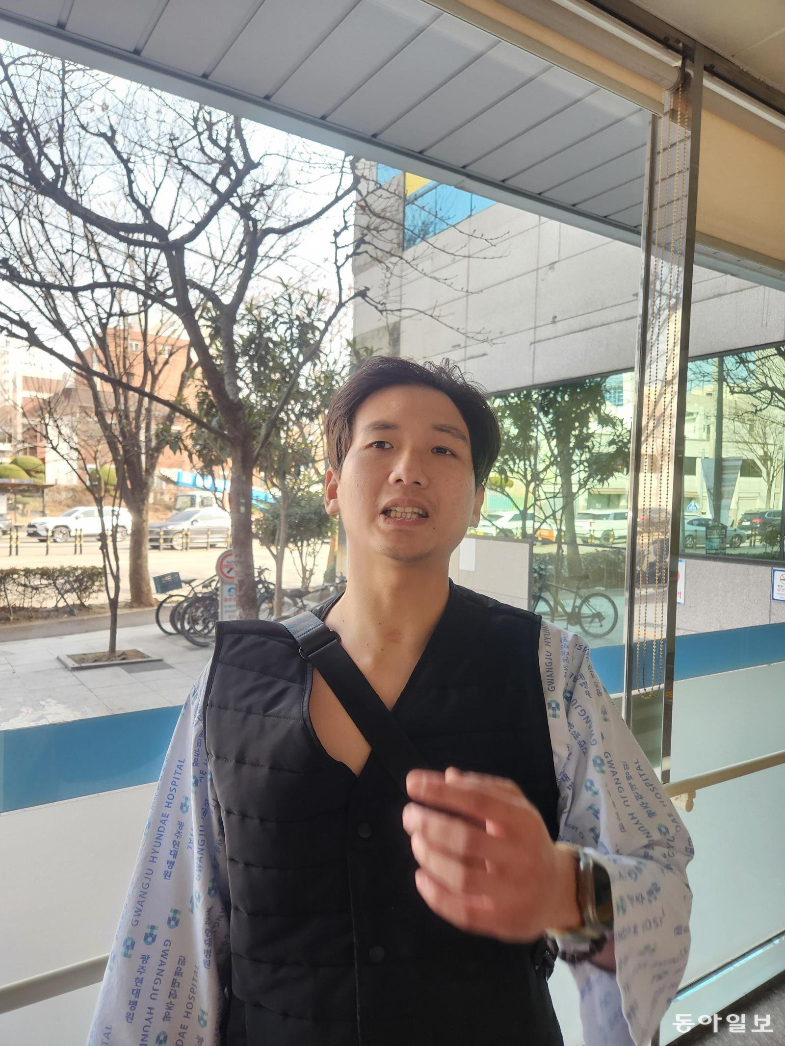 4일 광주 북구의 한 병원에서 만난 청년 김세웅 씨가 강도용의자를 추격하던 당시 상황을 설명하고 있다. 이형주 기자 peneye09@donga.com