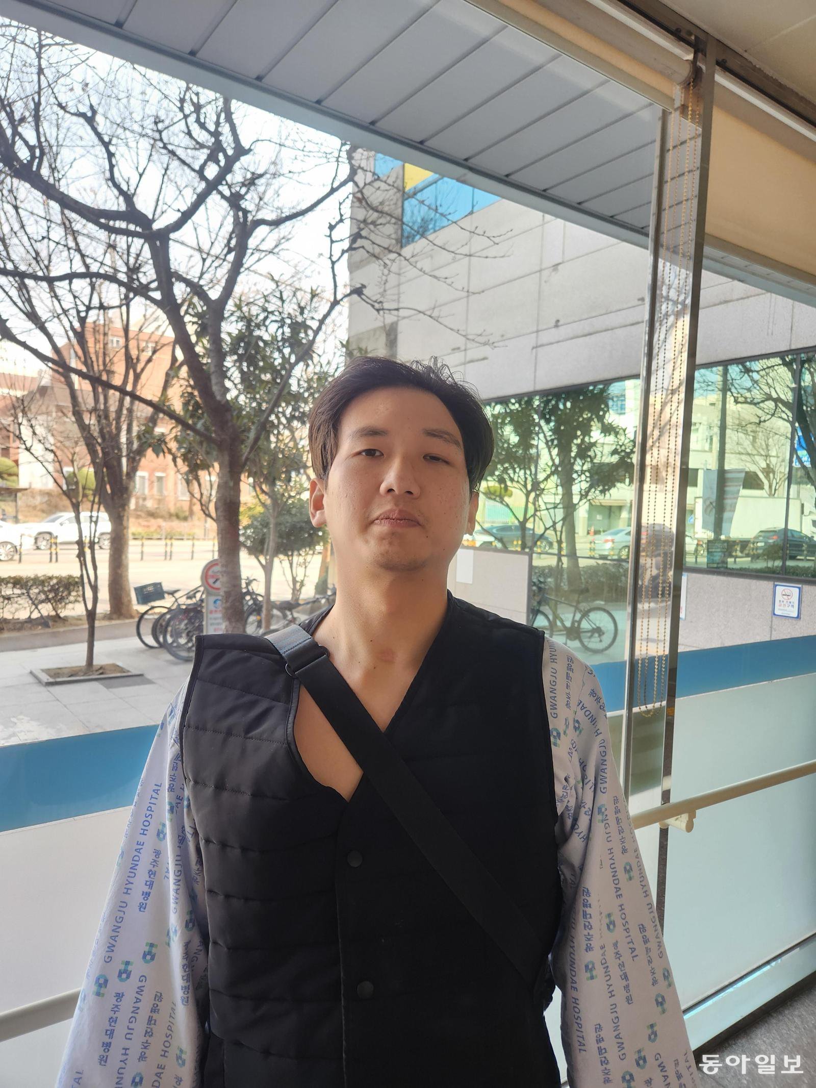 4일 광주 북구의 한 병원에서 만난 청년 김세웅 씨가 강도용의자를 추격하던 당시 상황을 설명하고 있다. 이형주 기자 peneye09@donga.com