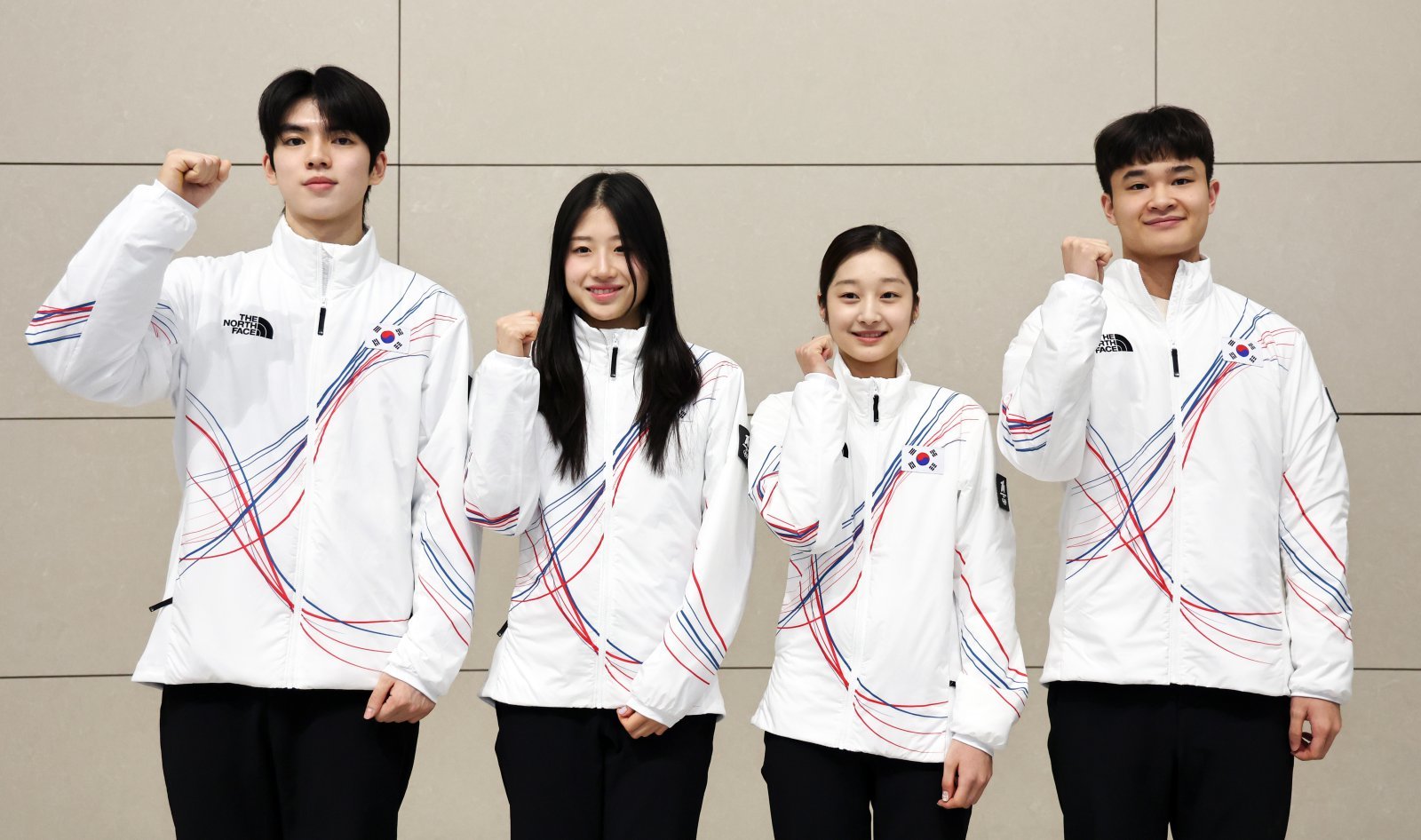 2026 밀라노·코르티나담페초 동계올림픽에 출전하는 대한민국 피겨스케이팅 대표팀 선수들이 4일 오전 인천국제공항 제2터미널을 통해 출국하며 취재진과 인터뷰를 마치고 포즈를 취하고 있다. 왼쪽부터 차준환, 이해인, 신지아, 김현겸 선수. 2026.2.4/뉴스1