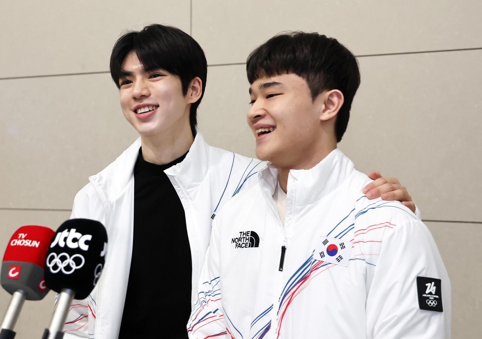 2026 밀라노·코르티나담페초 동계올림픽에 출전하는 대한민국 피겨스케이팅 대표팀 차준환, 김현겸 선수가 4일 오전 인천국제공항 제2터미널을 통해 출국하며 취재진과 인터뷰를 하고 있다. 2026.2.4/뉴스1