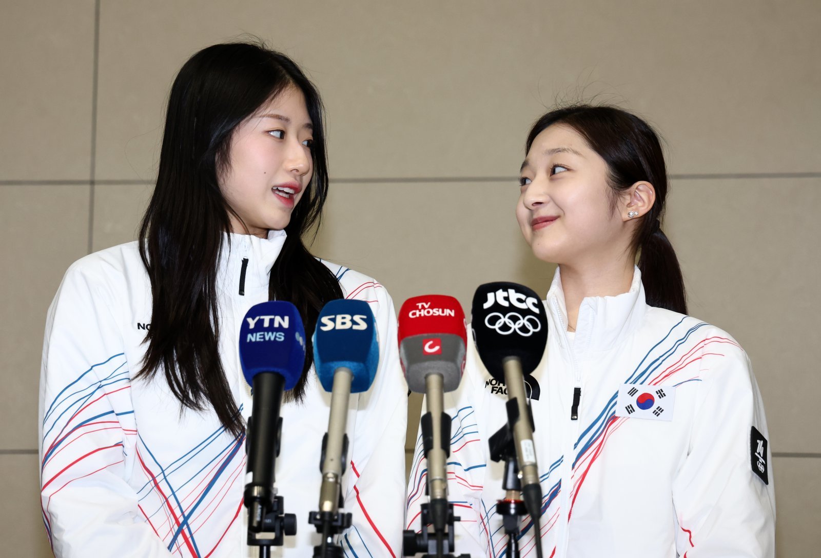 2026 밀라노·코르티나담페초 동계올림픽에 출전하는 대한민국 피겨스케이팅 대표팀 이해인, 신지아 선수가 4일 오전 인천국제공항 제2터미널을 통해 출국하기 전 취재진과 인터뷰를 하고 있다. 2026.2.4/뉴스1