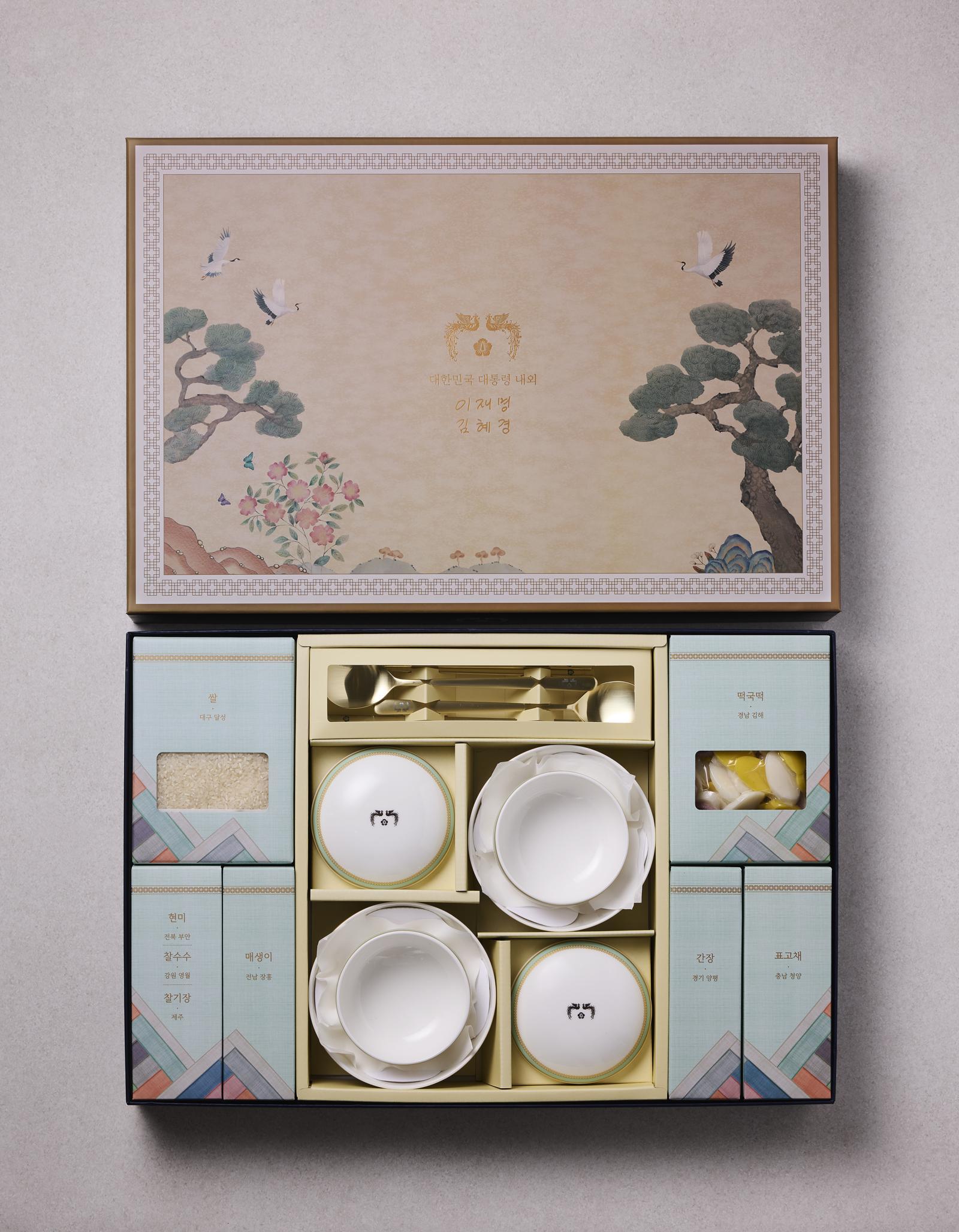 이재명 대통령은 2026년 설 명절을 맞아 국민통합과 일상의 회복을 기원하는 뜻을 담은 설 선물을 사회 각계각층에 전달했다고 4일 밝혔다.  이번 설 선물은 국정 2년 차를 맞아 국민통합과 지역 균형 성장, 그리고 모두가 체감하는 일상의 회복이라는 국정 방향을 반영했다. 청와대 제공.