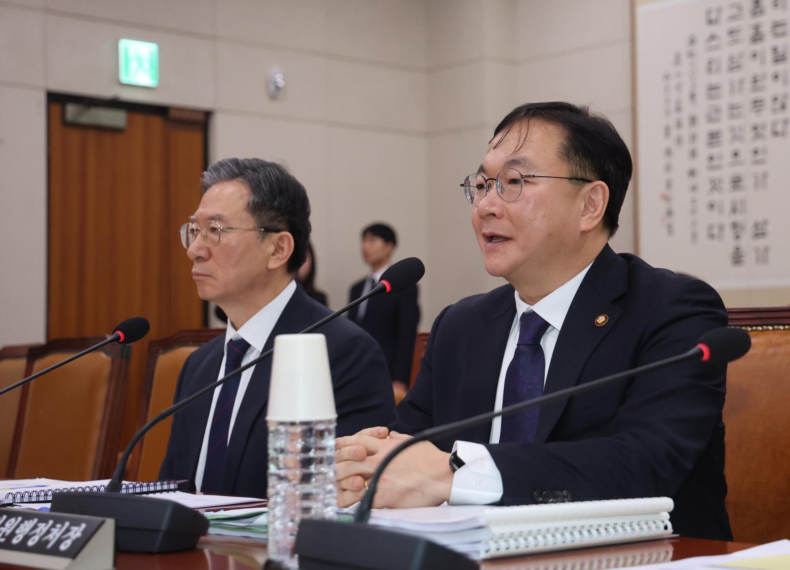 박영재 법원행정처장이 4일 서울 여의도 국회에서 열린  법제사법위원회 제1차 전체회의에 출석해 발언하고 있다.