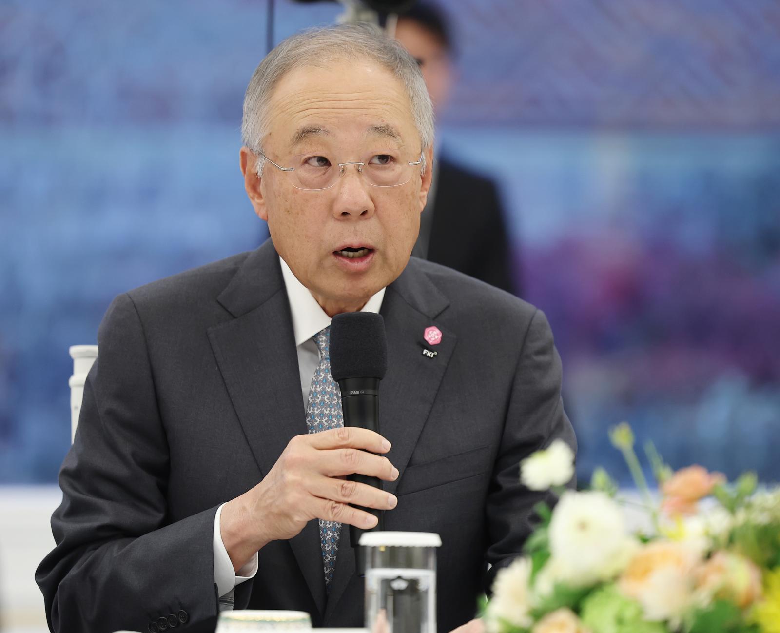 류진 한국경제인협회 회장이 4일 청와대에서 열린 청년일자리와 지방투자 확대를 위한 기업간담회에서 발언을 하고 있다. 뉴스1