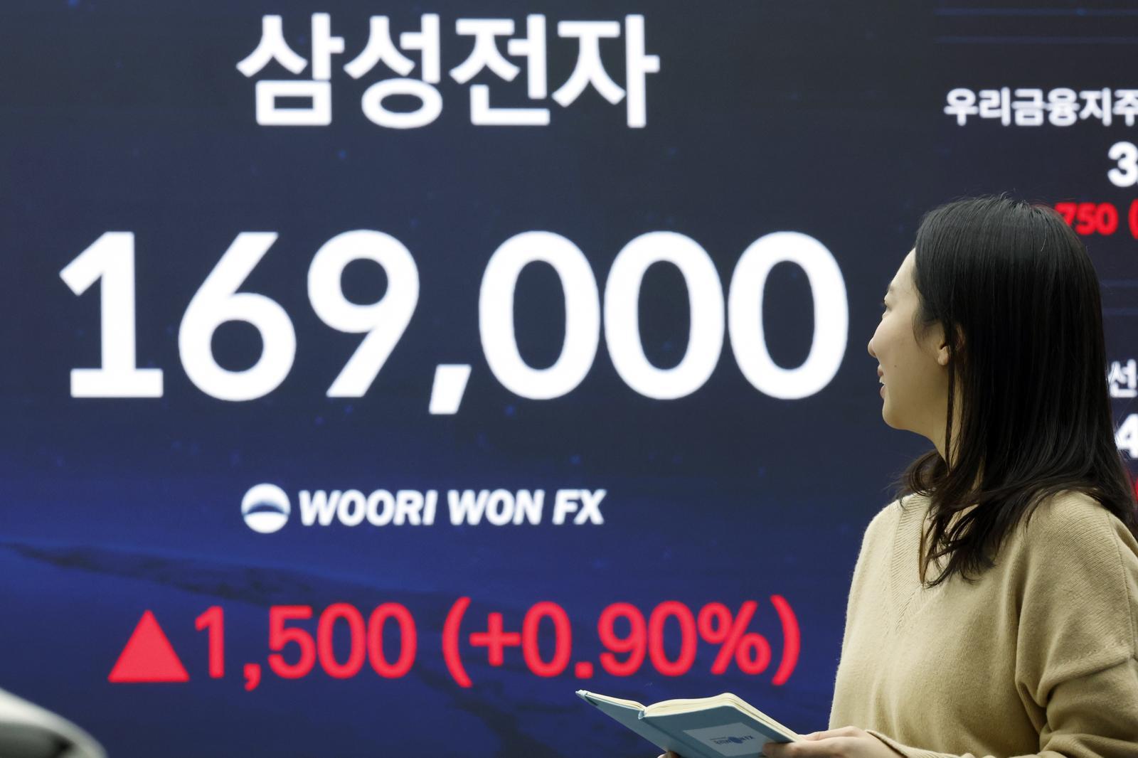 4일 오후 서울 중구 우리은행 본점 딜링룸 전광판에 삼성전자 주가가 표시되고 있다.   이날 코스피는 전 거래일 대비 83.02포인트(1.57%) 오른5371.10, 코스닥은 5.10포인트(0.45%) 오른 1149.43으로 장을 마쳤다. 오후 3시 30분 서울외환시장에서 달러·원 환율은 전일 오후 3시 30분 주간종가 대비 4.8원 오른 1450.2원을 기록했다. 2026.2.4/뉴스1