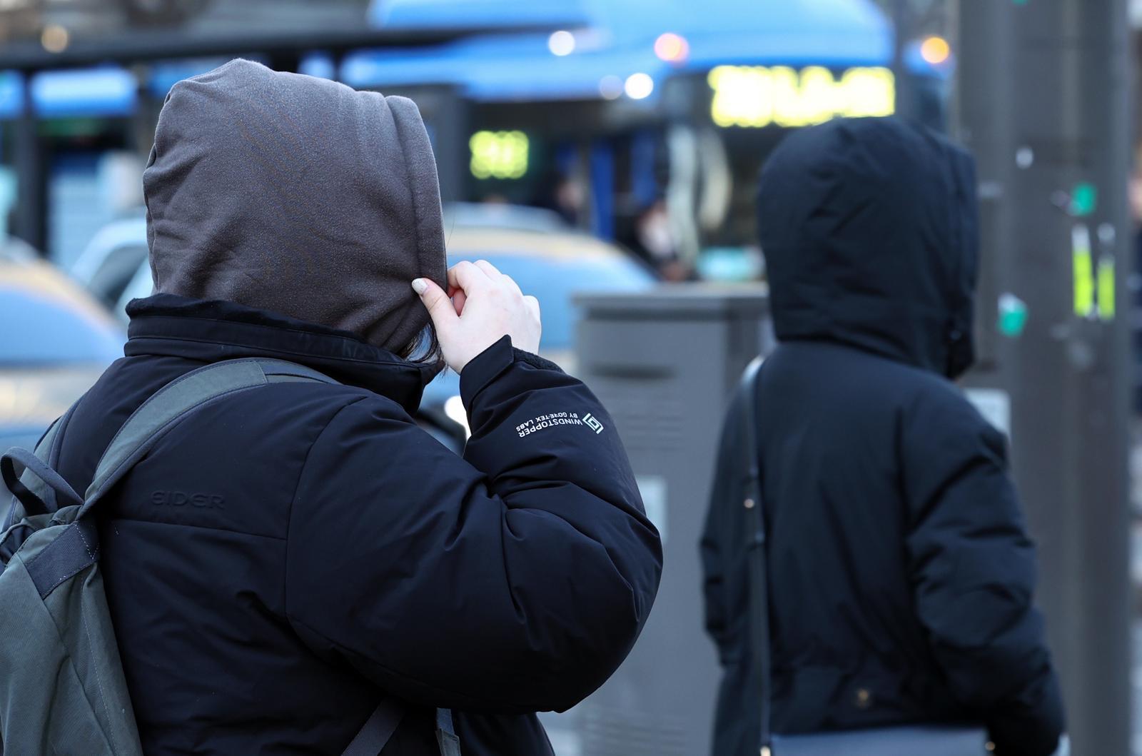 연일 강추위가 이어지는 29일 오전 서울 종로구 세종대로 사거리에서 시민들이 이동하고 있다. 2026.1.29/뉴스1
