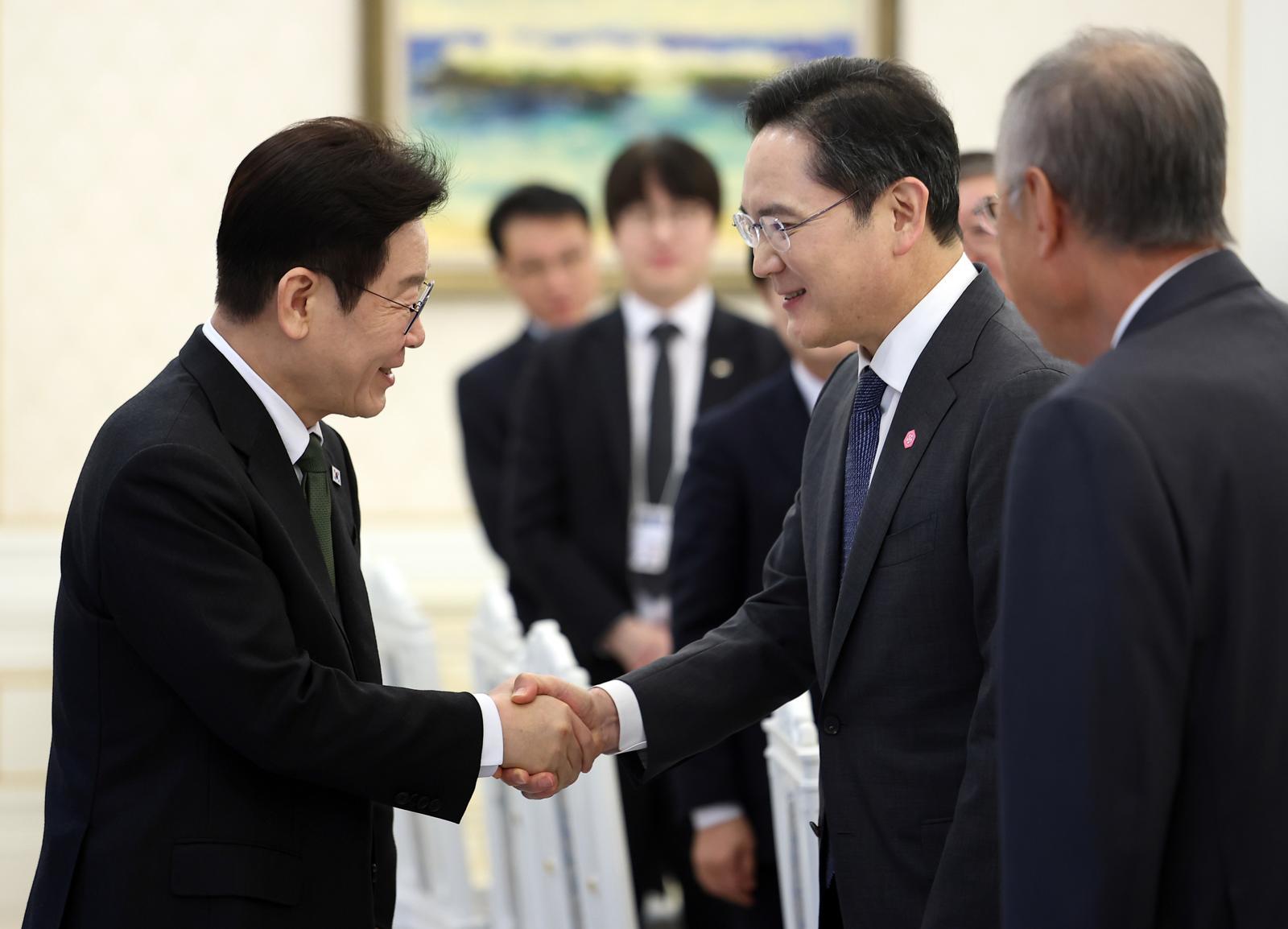 이재명 대통령이 4일 청와대에서 열린 청년일자리와 지방투자 확대를 위한 기업간담회에 입장하며 이재용 삼성전자 회장과 악수하고 있다. 청와대통신사진기자단