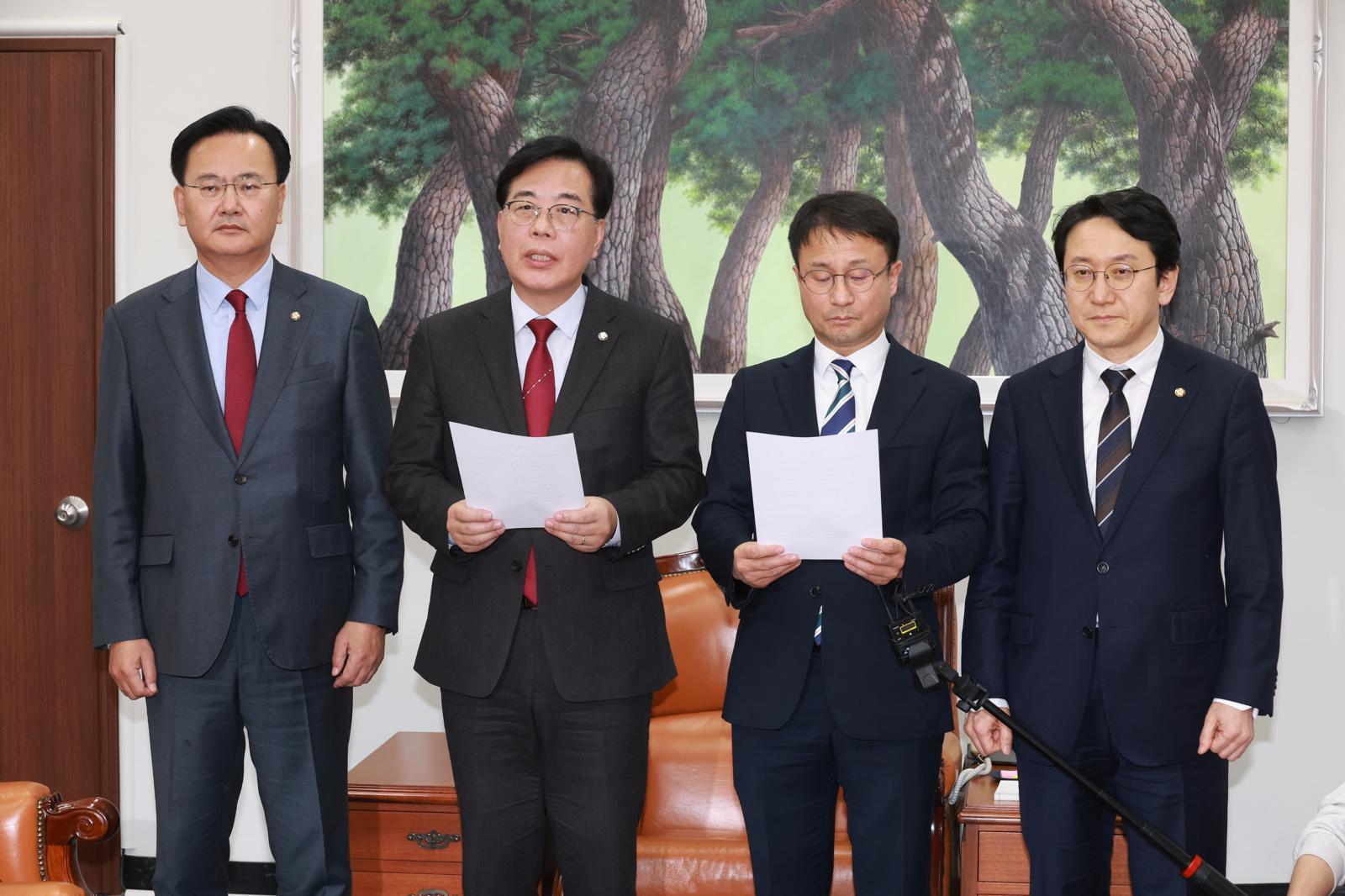 한병도 더불어민주당 원내대표와 송언석 국민의힘 원내대표가 4일 오후 서울 여의도 국회에서 대미투자특별법 처리 관련 합의문을 발표하고 있다. 왼쪽부터 유상범 국민의힘 원내운영수석부대표, 송 원내대표, 한 원내대표, 천준호 민주당 원내운영수석부대표. 2026.02.04. [서울=뉴시스]