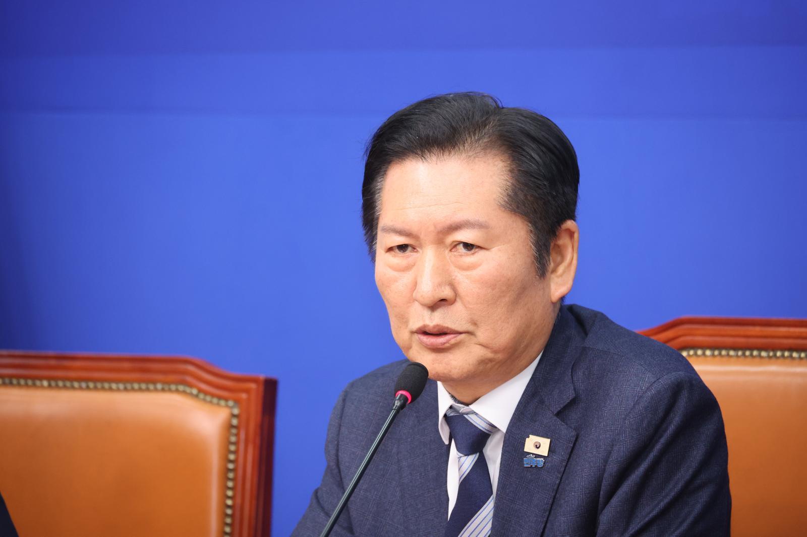 정청래 더불어민주당 대표가 3일 오후 서울 여의도 국회에서 ‘1인1표제‘ 당헌 개정안 중앙위원회 가결에 대한 기자회견을 하고 있다. 2026.02.03. [서울=뉴시스]