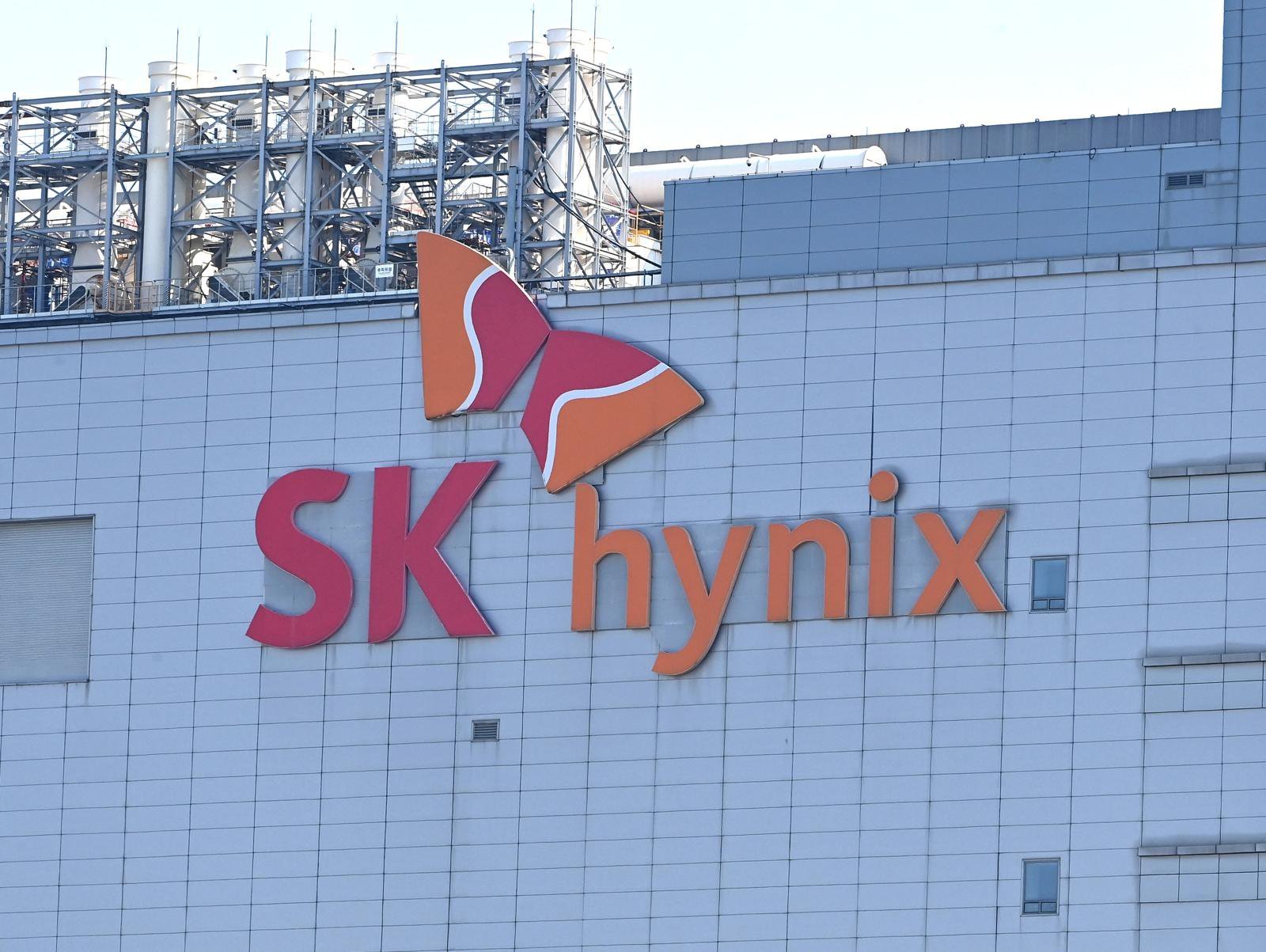 SK하이닉스는 HBM(고대역폭메모리) 시장에서 쌓은 기술력을 앞세워 올해 3분기 영업이익이 창사 이래 최초로 10조원을 넘어섰다.  SK하이닉스는 올해 3분기 매출액 24조4489억원, 영업이익 11조3834억원의 경영실적을 기록했다고 29일 밝혔다. 영업이익률은 무려 47%에 달한다.  사진은 이날 경기 이천시 SK 하이닉스 본사 모습. 2025.10.29. [이천=뉴시스]