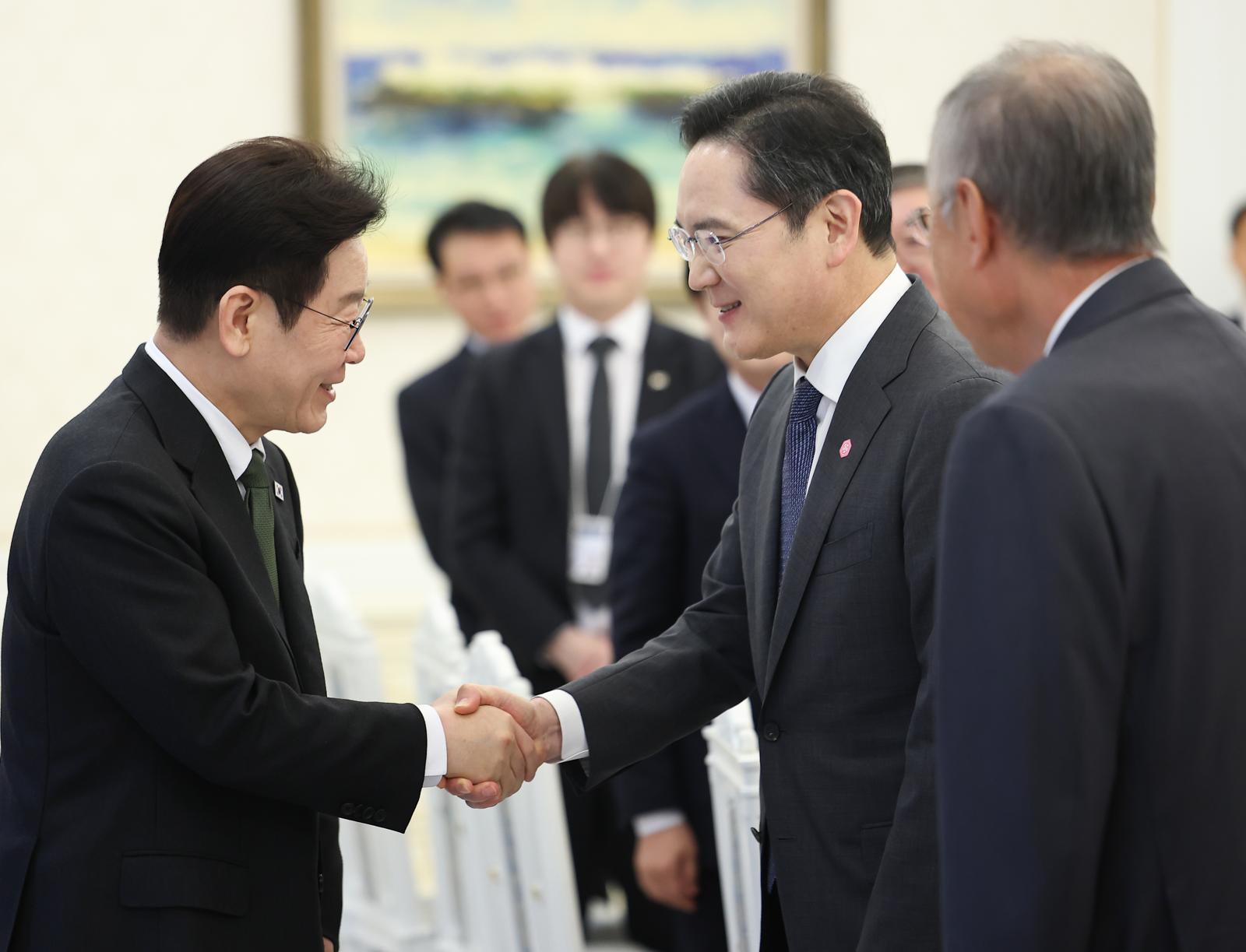 이재명 대통령이 4일 청와대에서 열린 청년일자리와 지방투자 확대를 위한 기업간담회에 참석하며 이재용 삼성전자 회장과 대화를 하고 있다. 2026.2.4/뉴스1