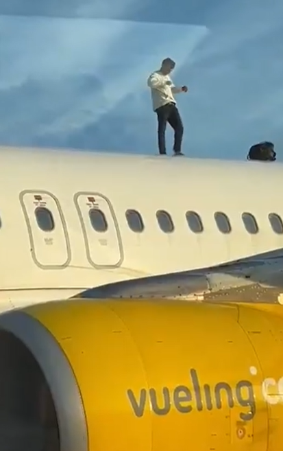 스페인의 공항에서 한 남성이 여객기 위에 올라 춤을 추며 난동을 부리는 일이 발생했다. 엑스 갈무리