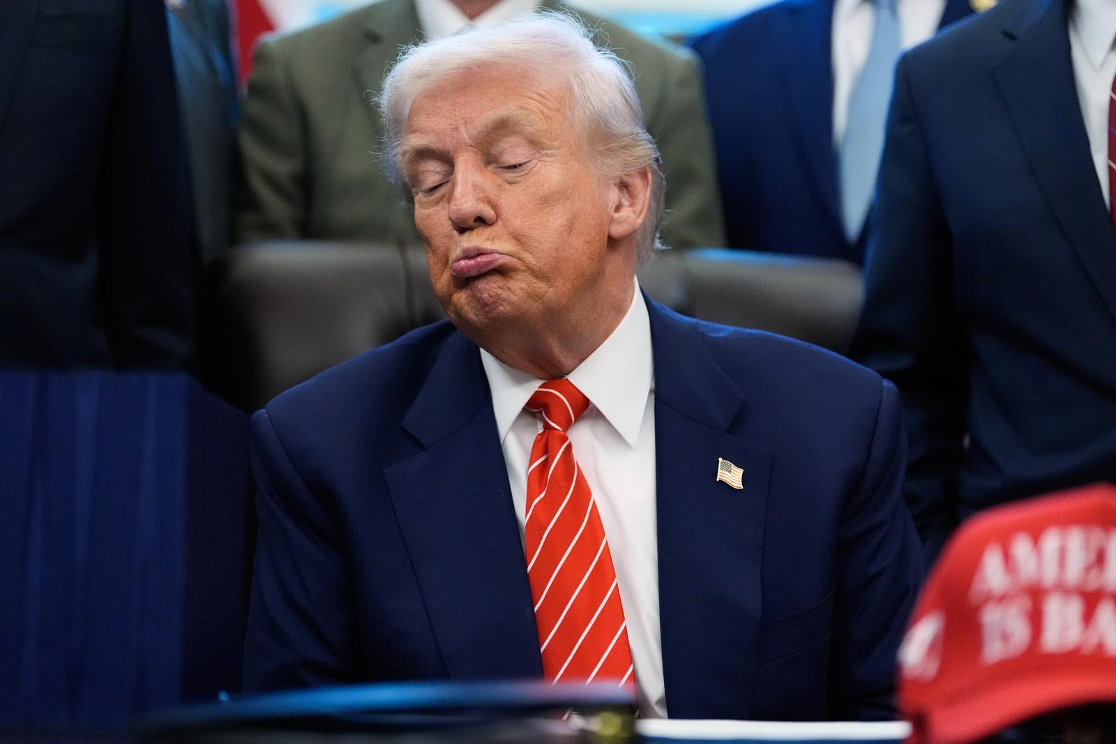 도널드 트럼프 미국 대통령이 3일 백악관 집무실에서 눈을 감고 참모들의 설명을 듣고 있다. 워싱턴=AP 뉴시스