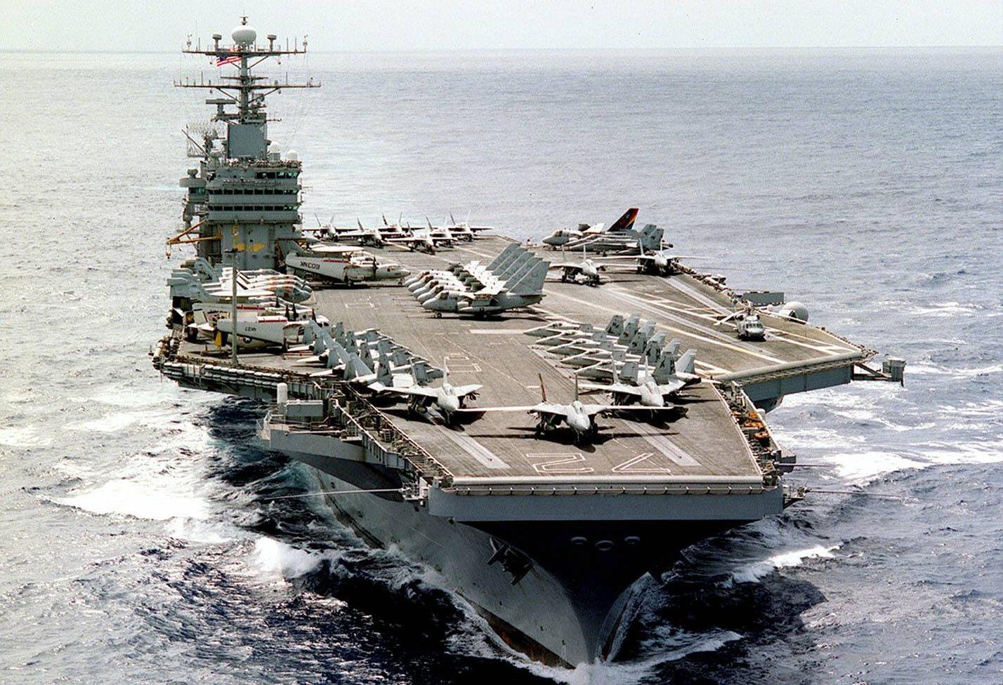 미군 중부사령부는 이란 남부에서 800km 떨어진 아라비아 해상을 항해하던 ‘에이브러햄링컨’ 항공모함(아래쪽 사진)에 접근한 이란의 샤헤드 무인기(위쪽 사진)를 격추했다고 3일 밝혔다. 최근 미군은 이란에 대한 군사 압박 목적으로 중동 해역에 군용기 약 70대와 12척의 군함을 집결시켰다. 6일 미국과 이란의 고위급 회담을 앞두고 양측이 군사적 대치를 이어가며 기싸움을 계속하는 모습이다. 동아일보DB